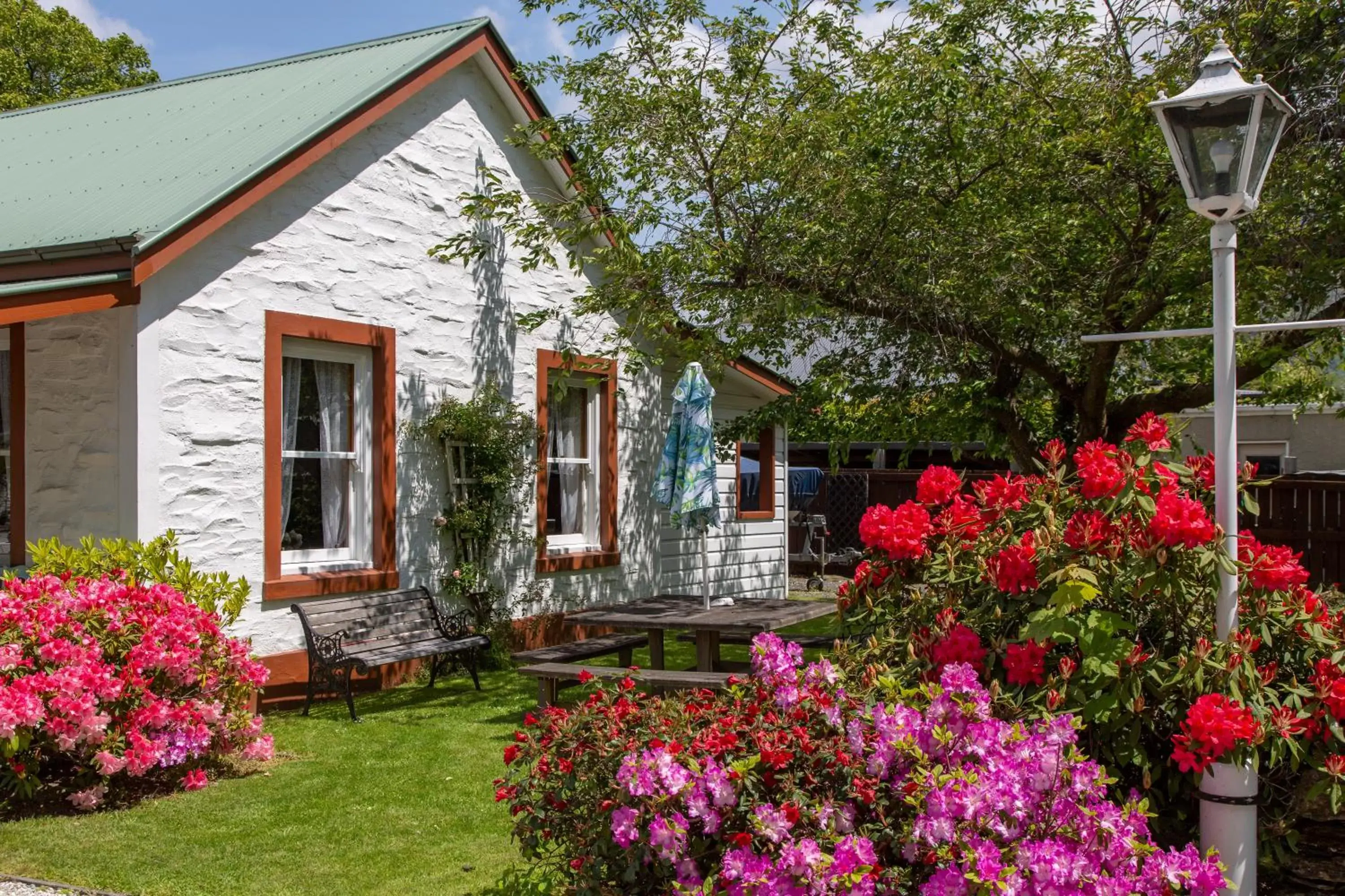 Property Building in Settlers Cottage Motel