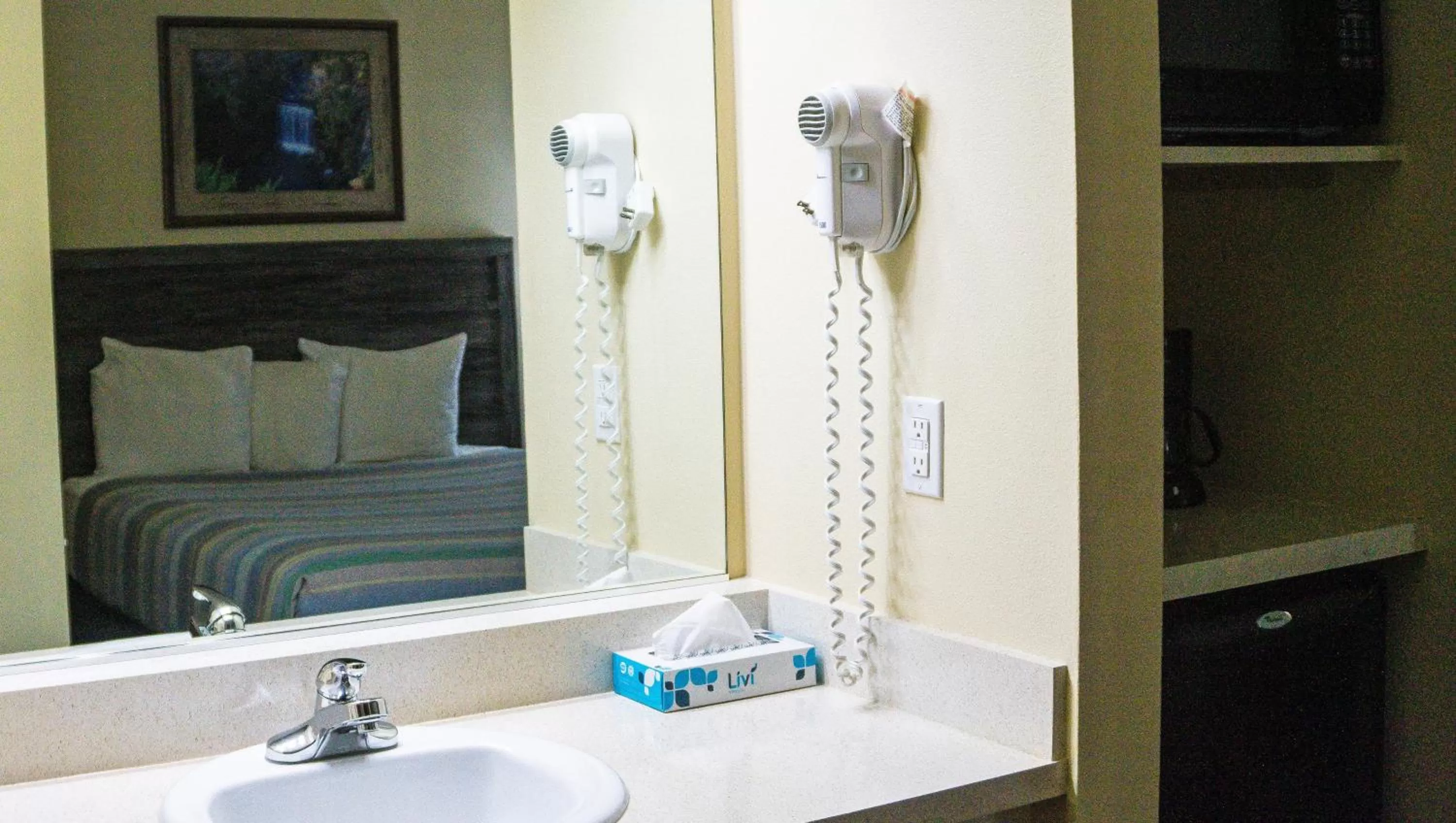 Bed in Clatskanie River Inn