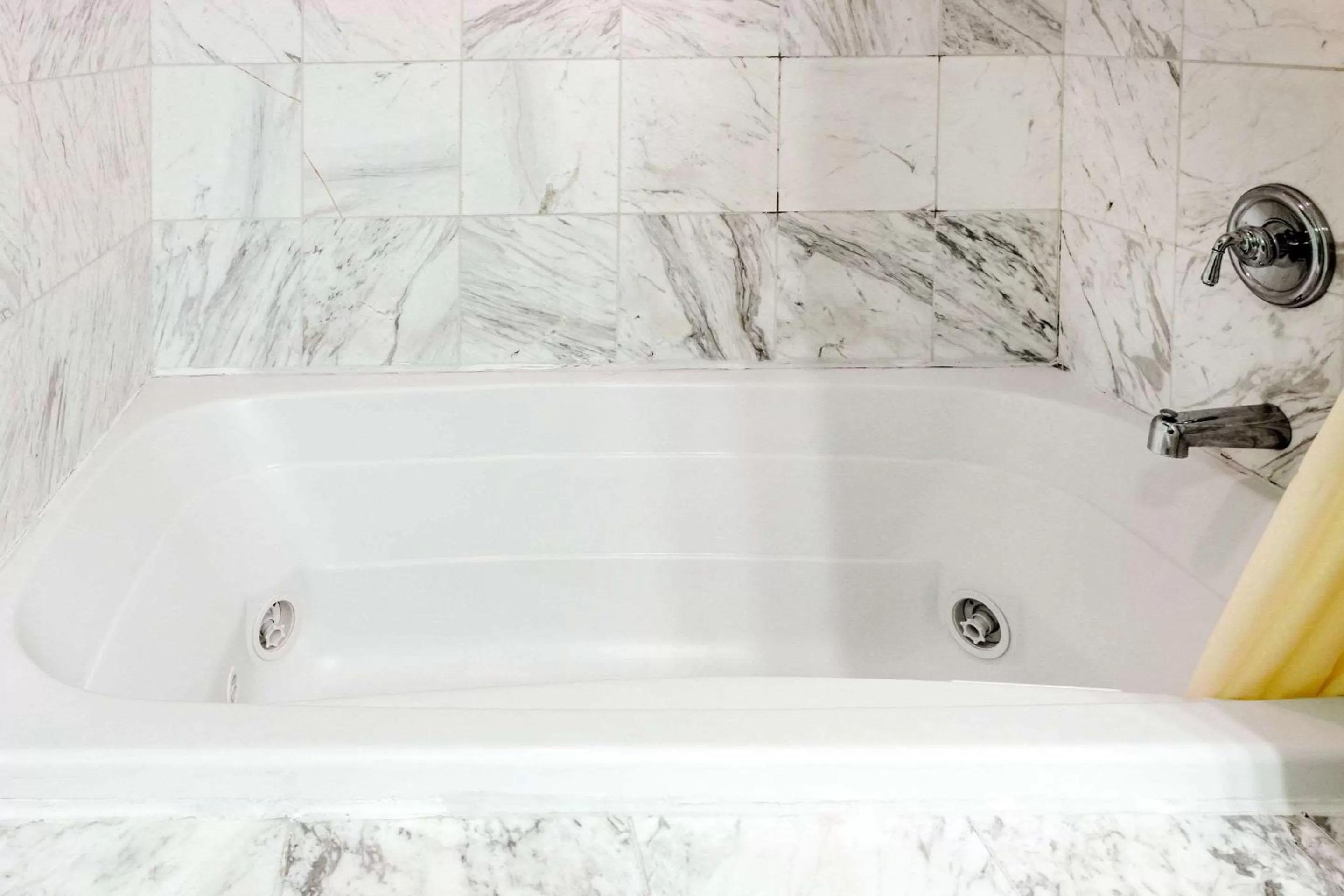 Photo of the whole room in Sleep Inn & Suites Oregon - Toledo