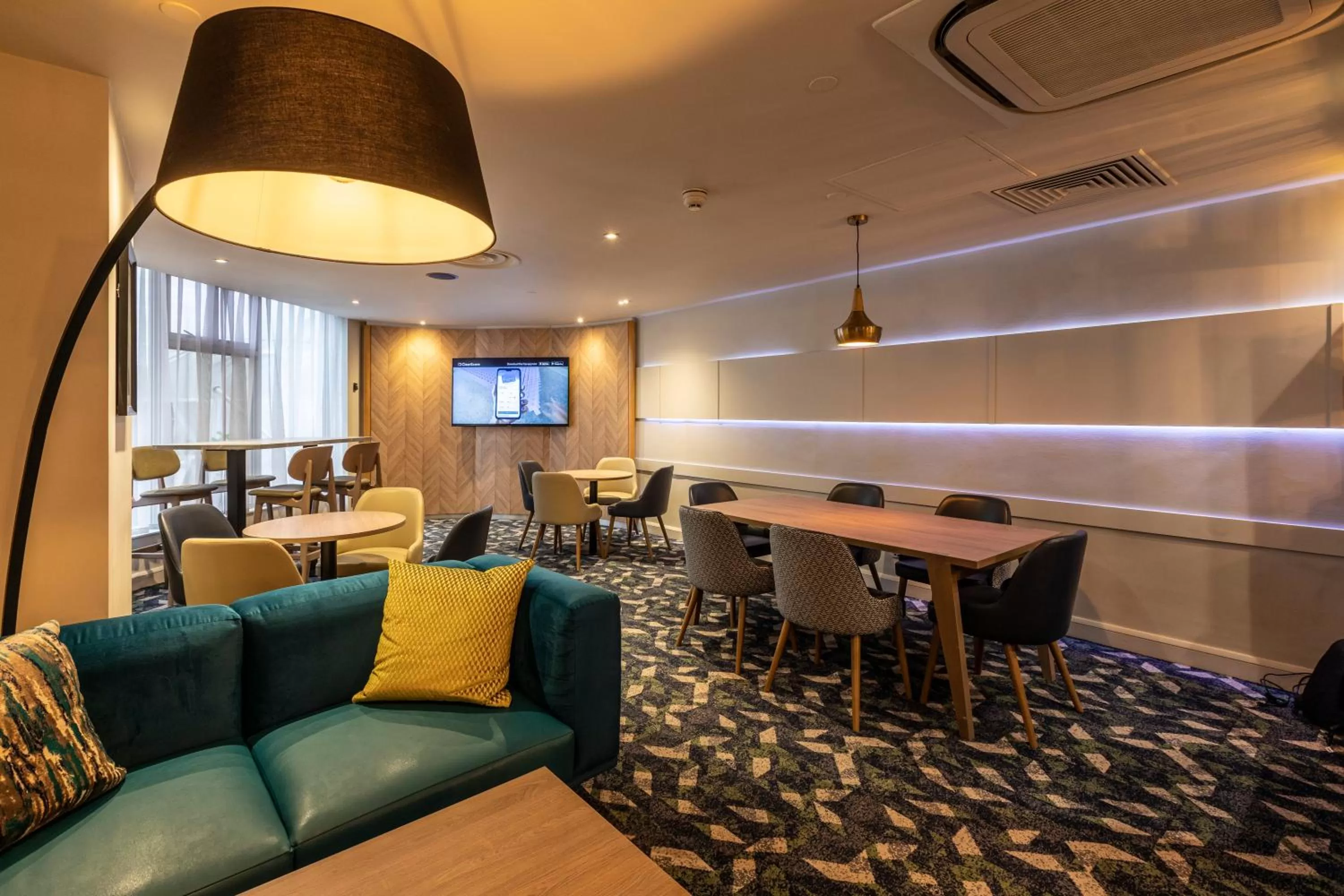 Lounge or bar in Holiday Inn London - Regent's Park by IHG