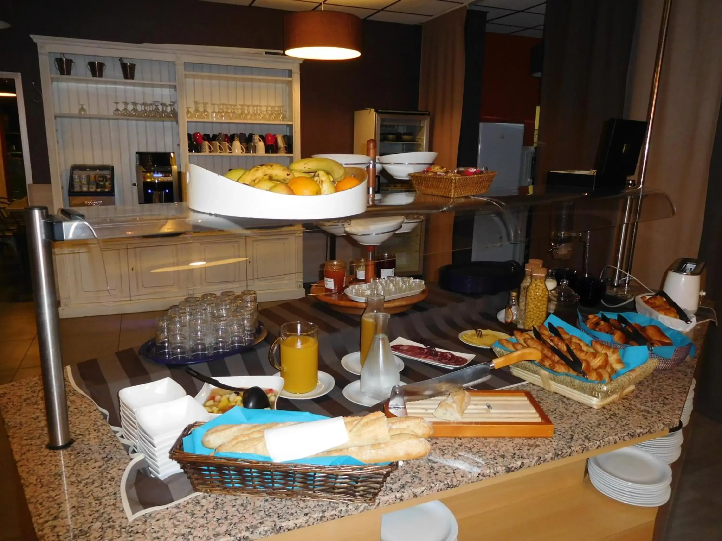 Breakfast, Food in Cit'Hotel Le Chêne Vert