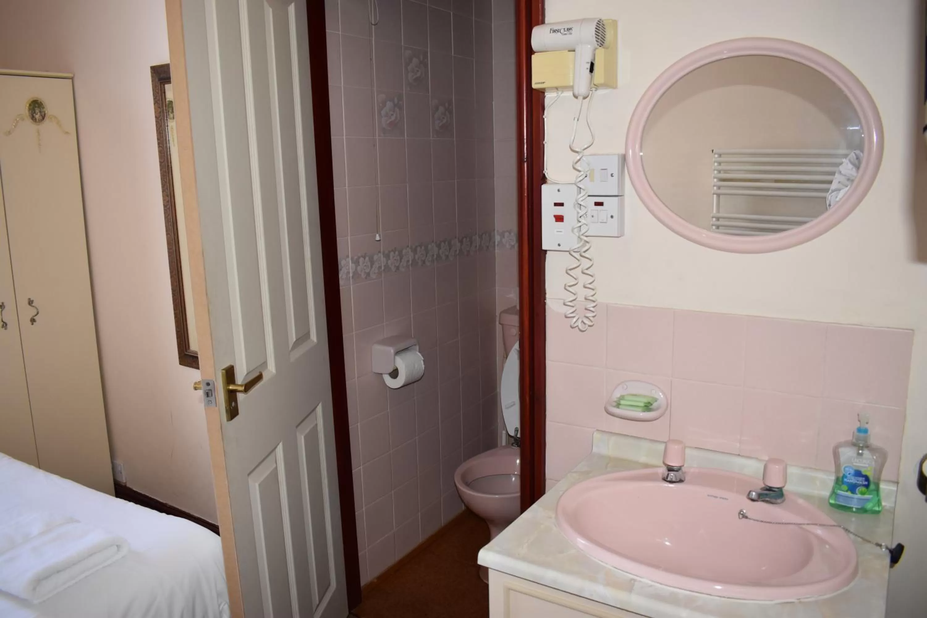 Toilet, Bed in Lyndhurst Hotel