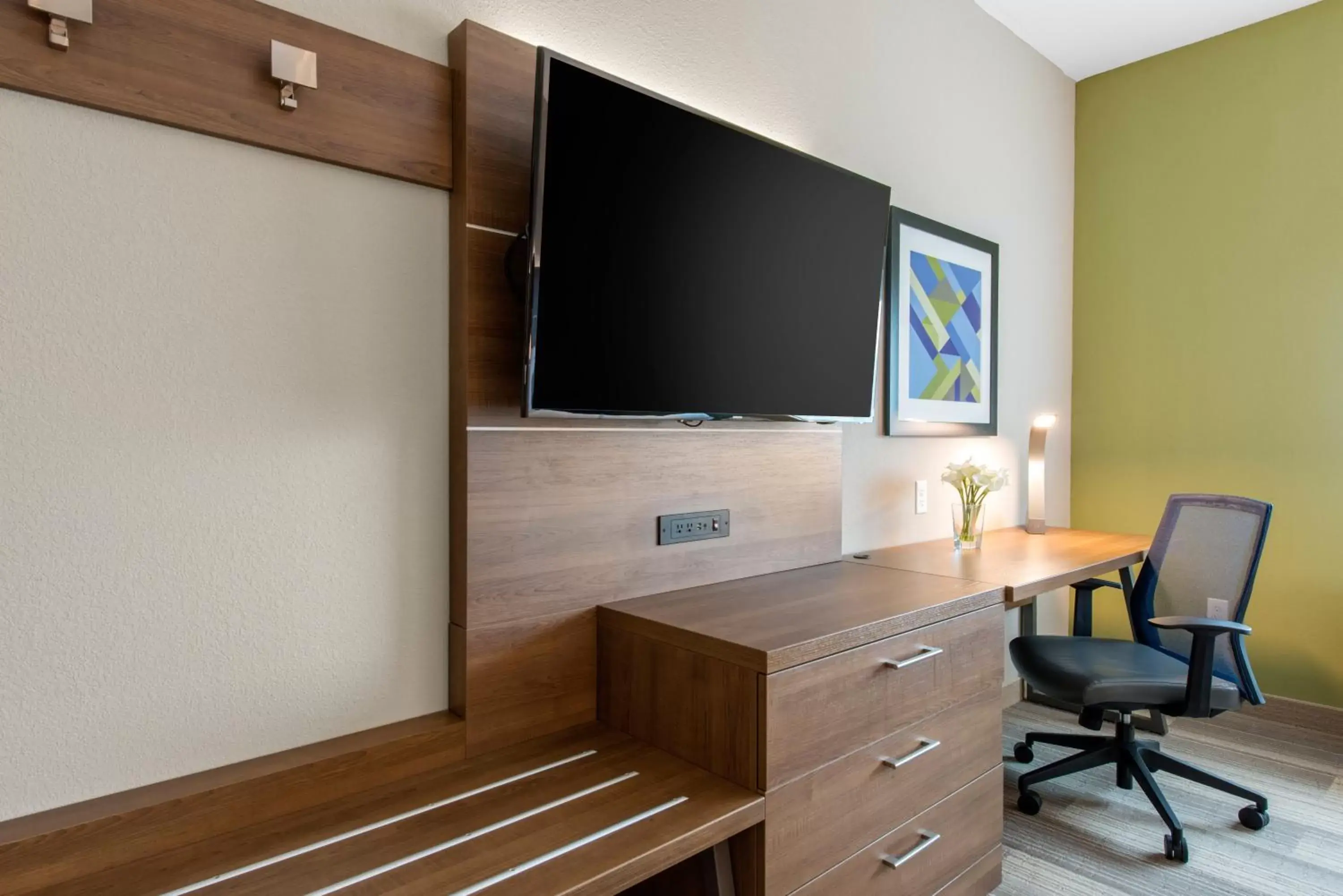 Photo of the whole room, TV/Entertainment Center in Holiday Inn Express & Suites Alachua - Gainesville Area, an IHG Hotel