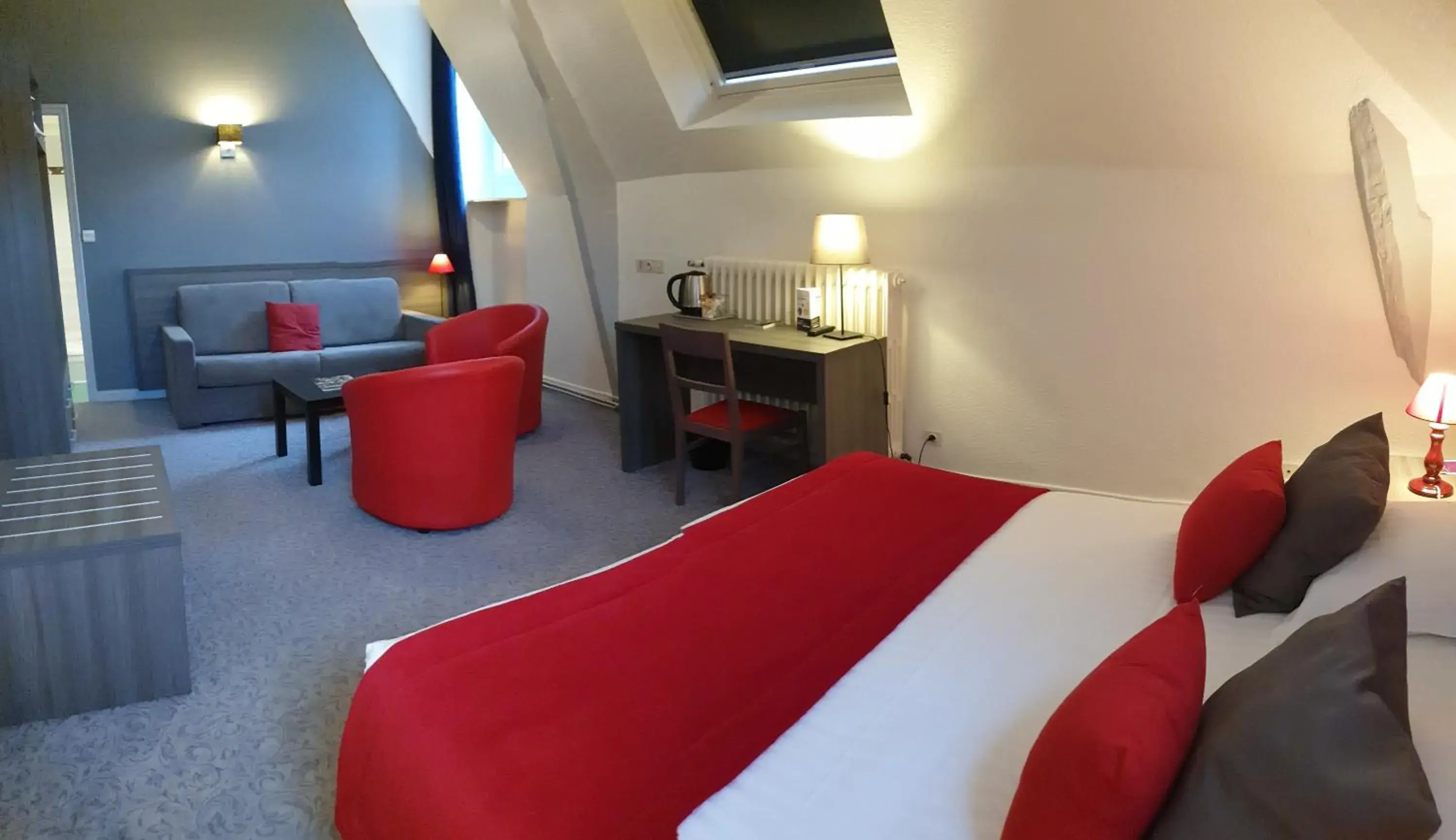 Photo of the whole room, Bed in Hôtel Le Rohan