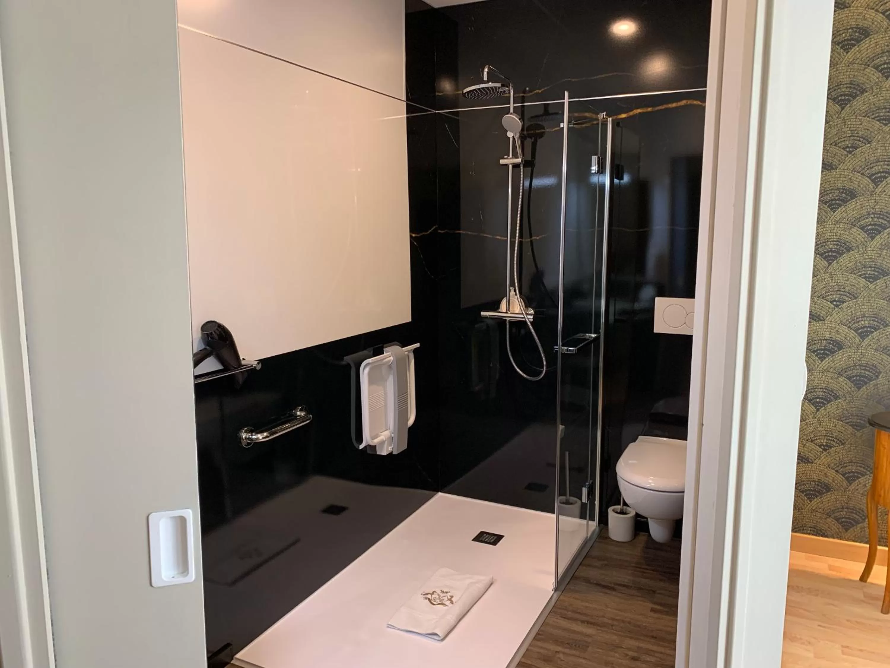 Shower in Hôtel Vintage