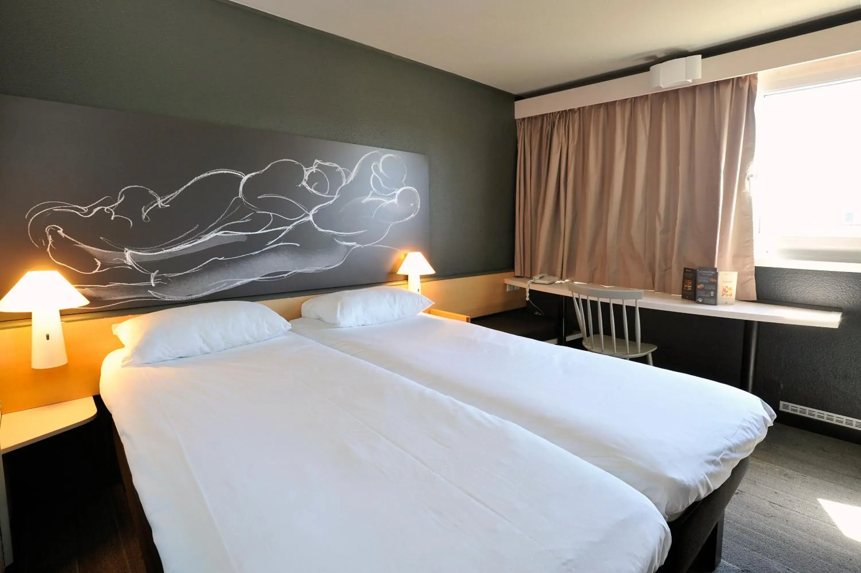 Photo of the whole room, Bed in Ibis Villefranche Sur Saone