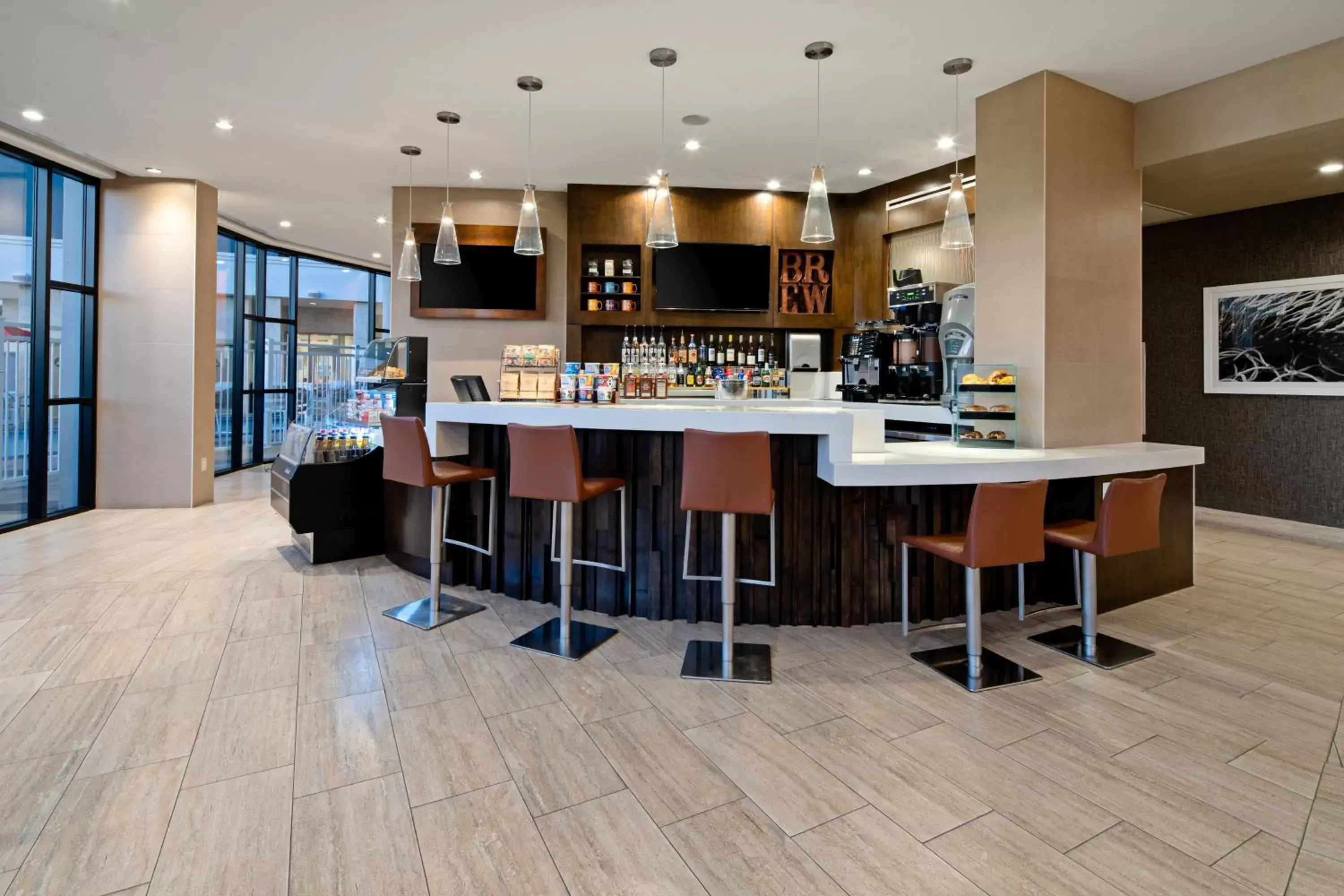 Restaurant/places to eat, Lounge/Bar in Holiday Inn Long Beach - Airport, an IHG Hotel