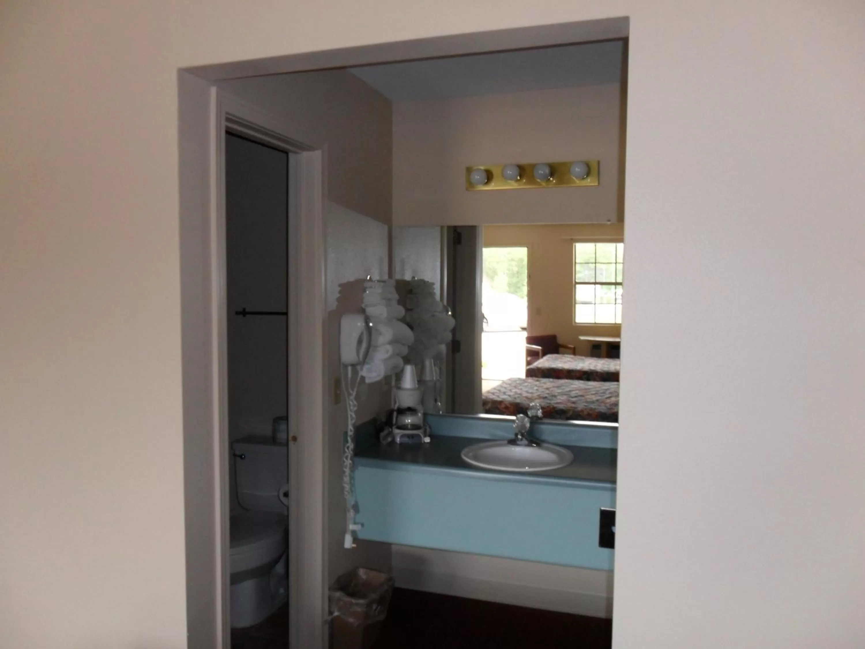Bathroom, Bed in Regency Inn Eureka Springs