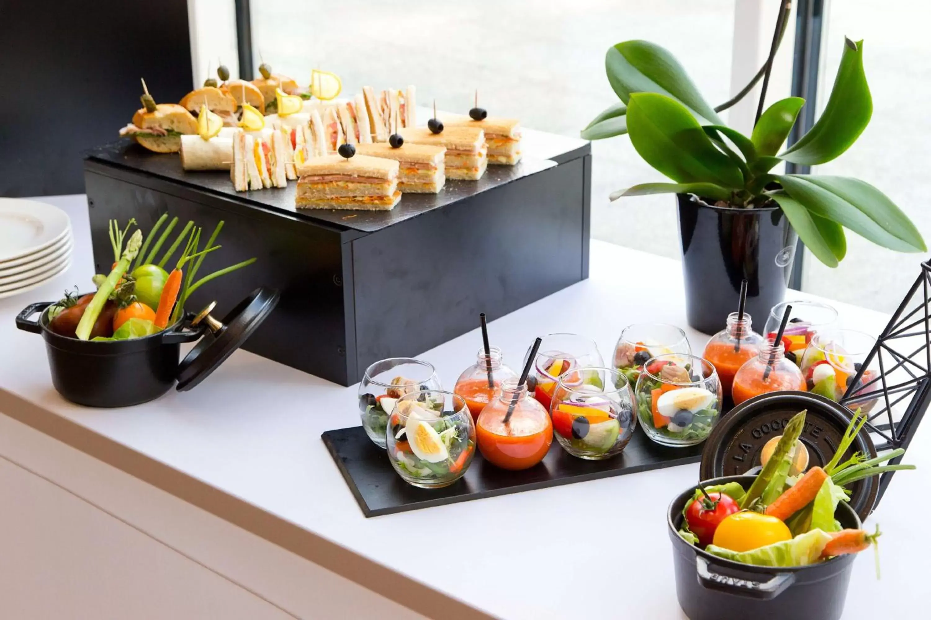 Dining area, Food in Hilton Paris Charles De Gaulle Airport