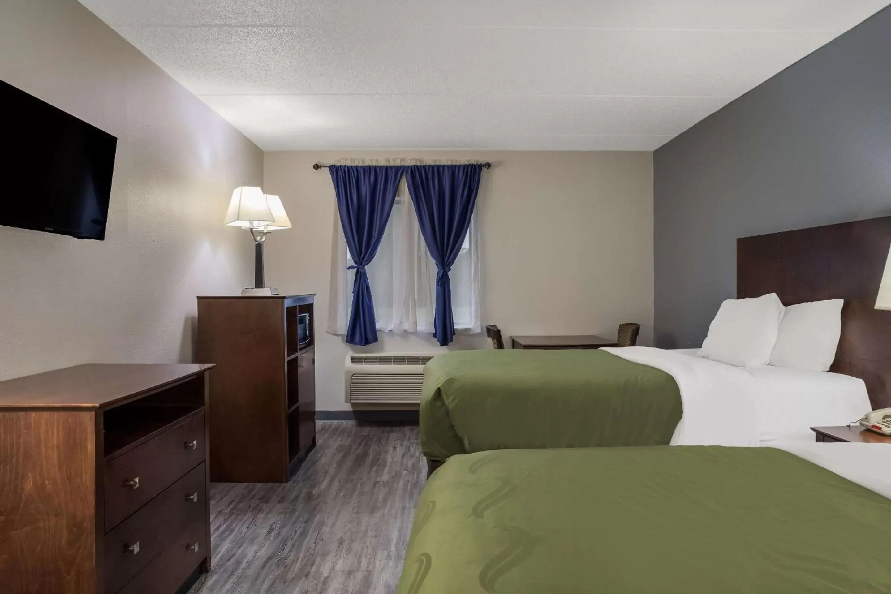 Bedroom, Bed in Quality Inn Toledo