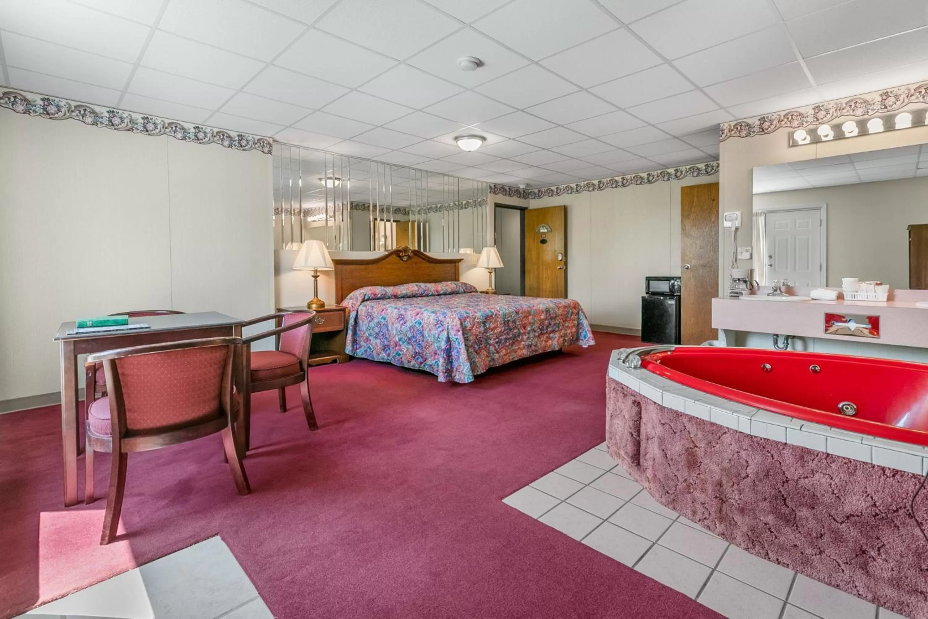 Photo of the whole room, Bed in Candlewick Inn and Suites