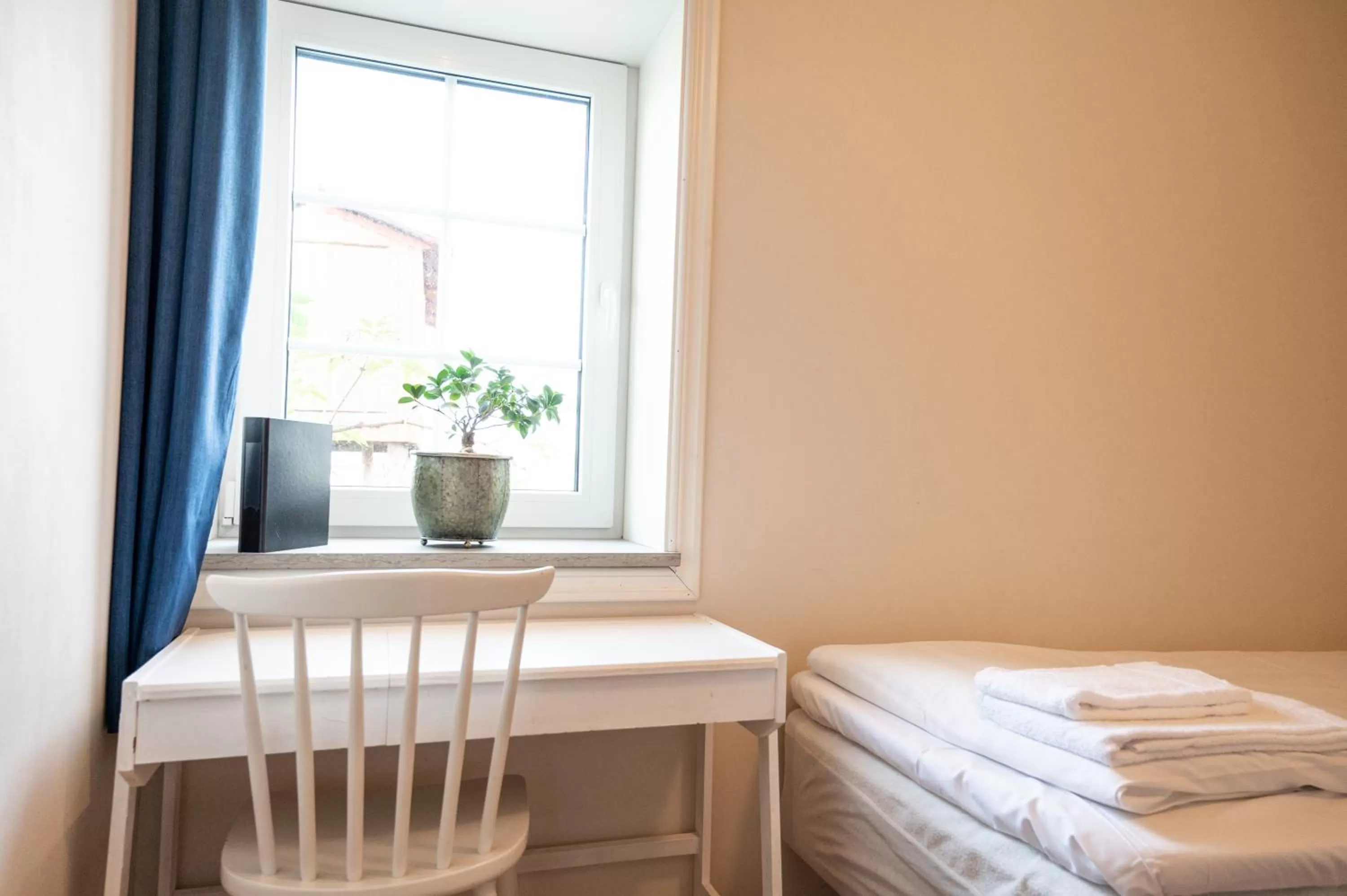 Property building, Bed in Ölands Yoga Studio & Islandshästar, Stugor & Rum