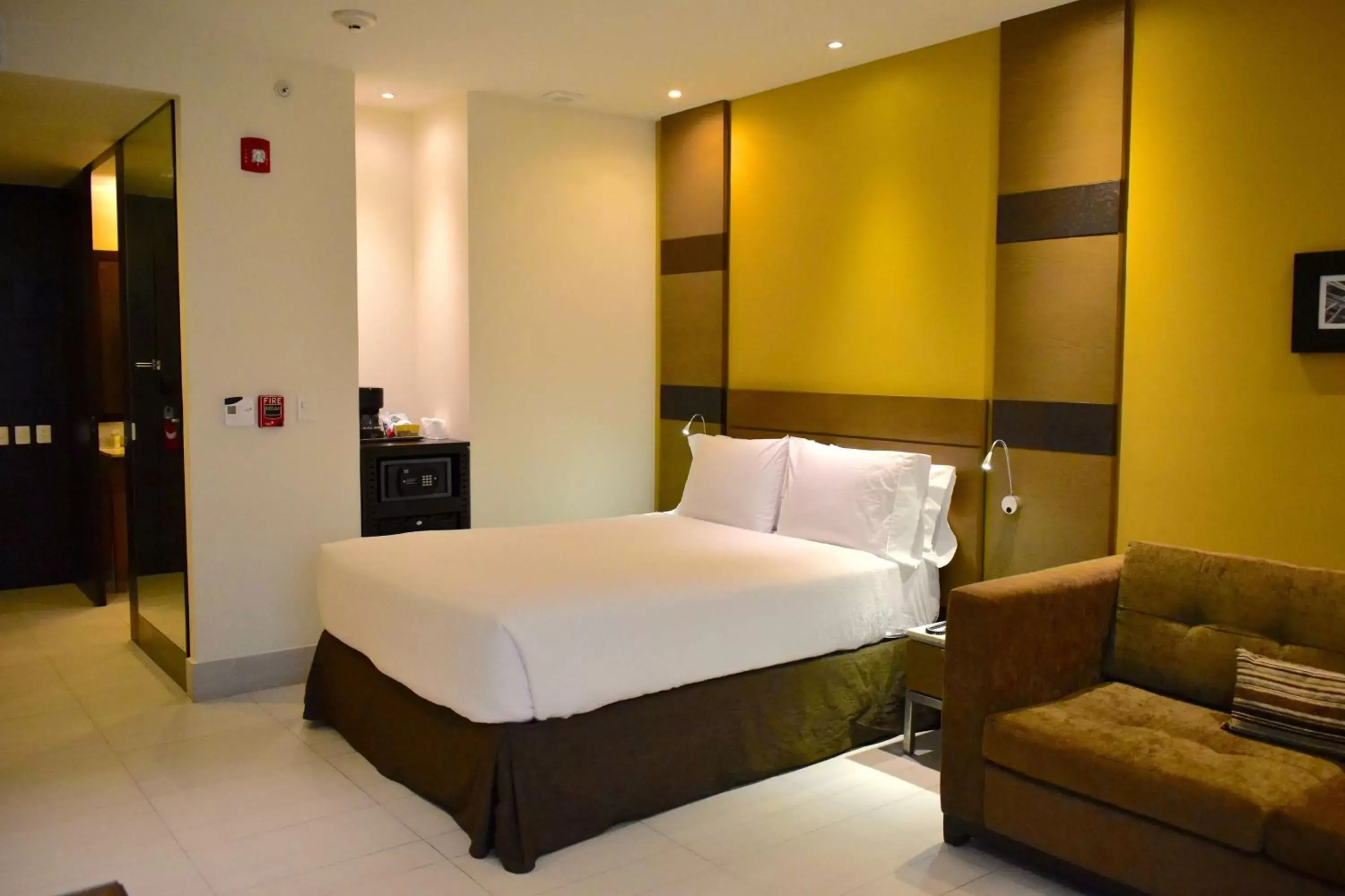 Living room, Bed in Hampton Inn by Hilton Ciudad del Carmen