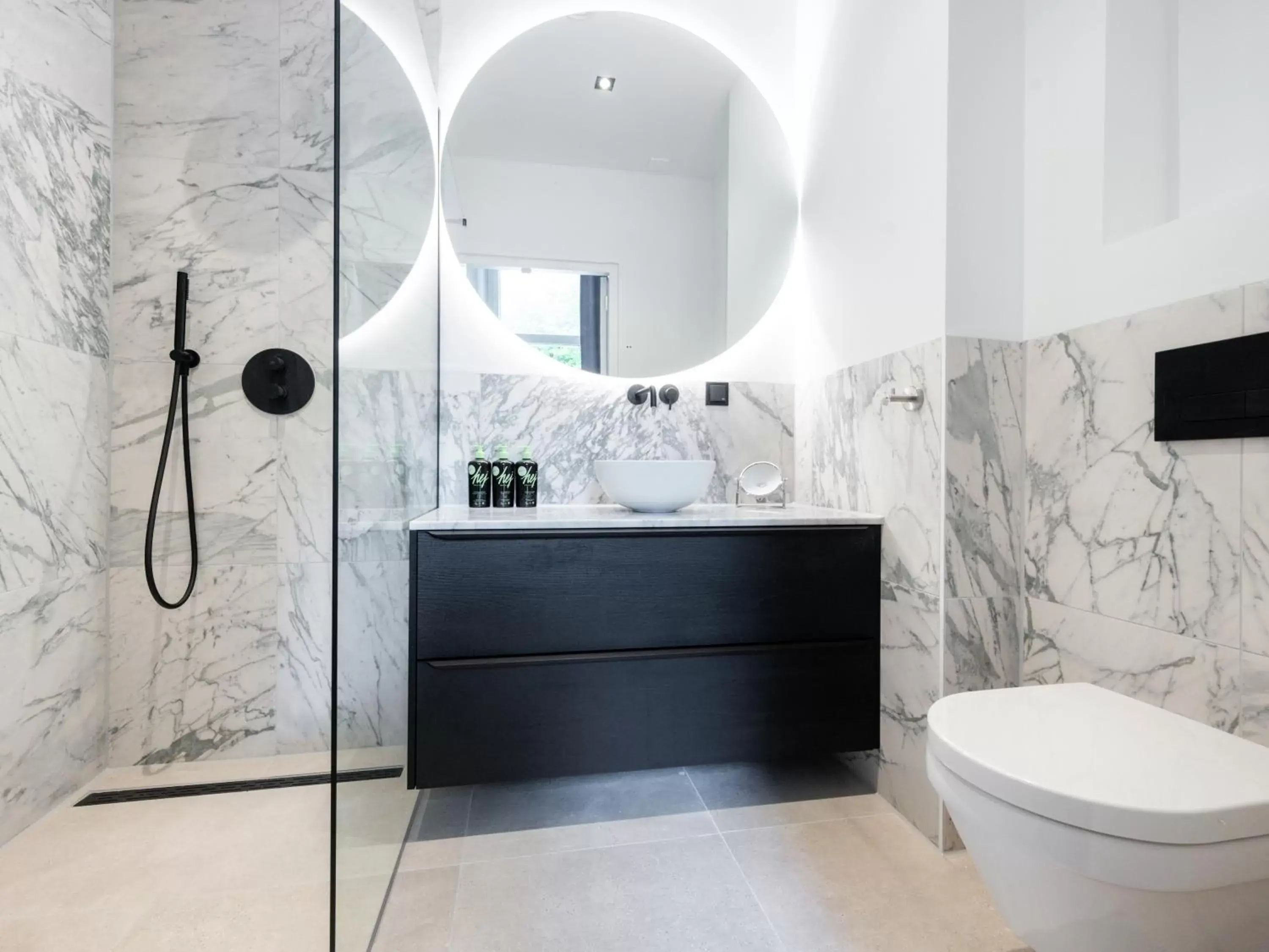Shower, Bathroom in limehome Amsterdam Hemonystraat - Digital access