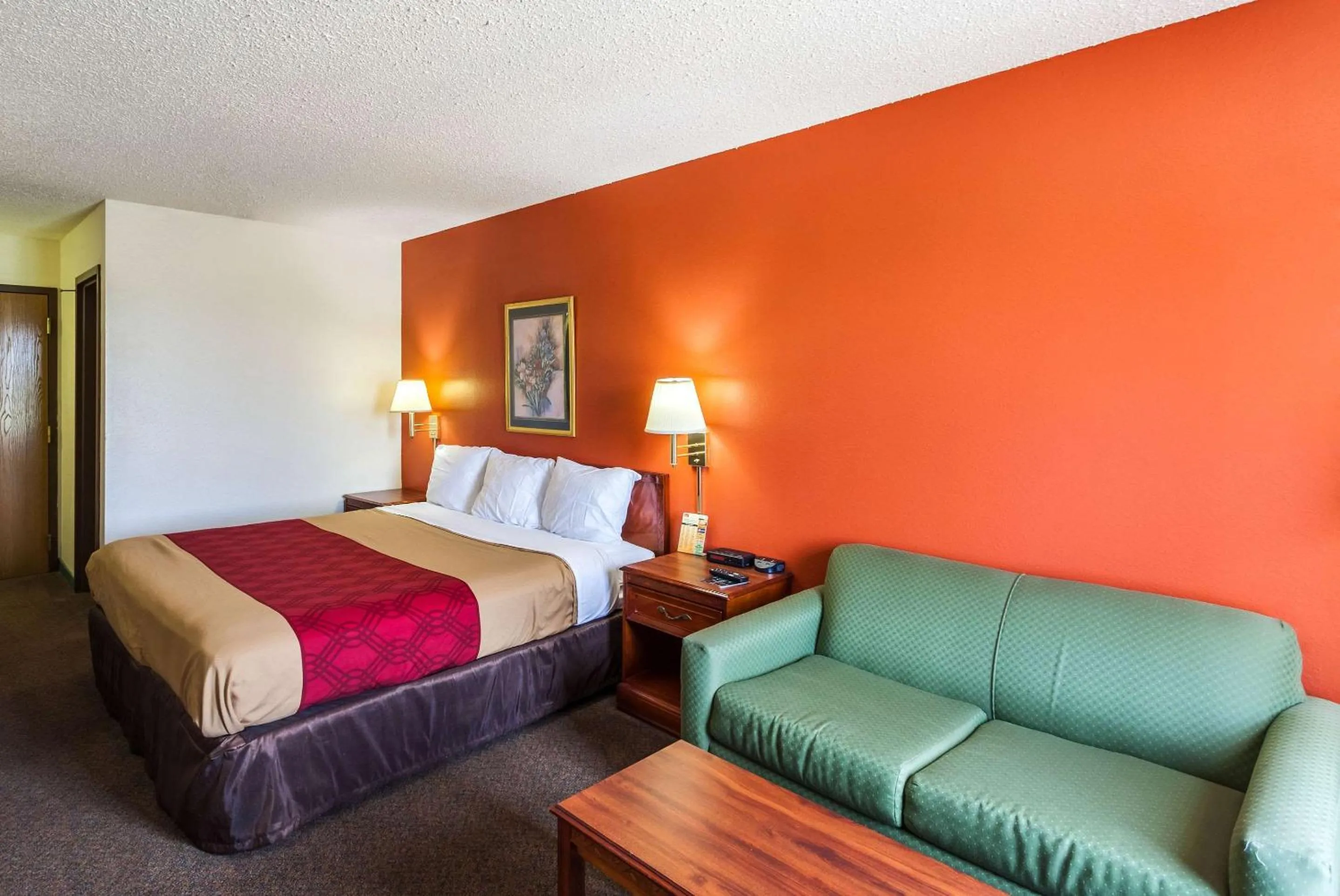 Photo of the whole room, Bed in Econo Lodge Lincoln