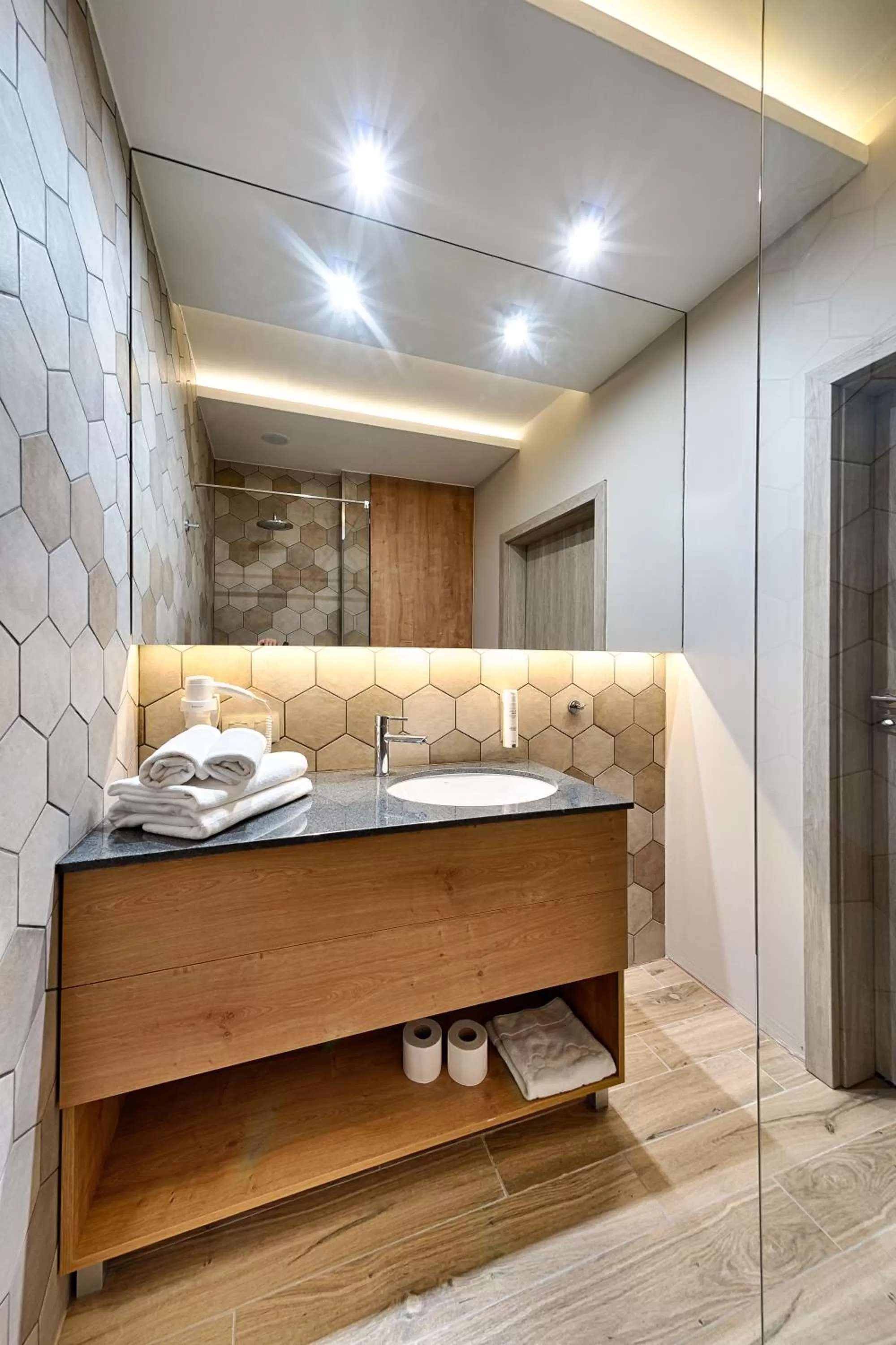 Bathroom, Bed in Citi Hotel's Łódź