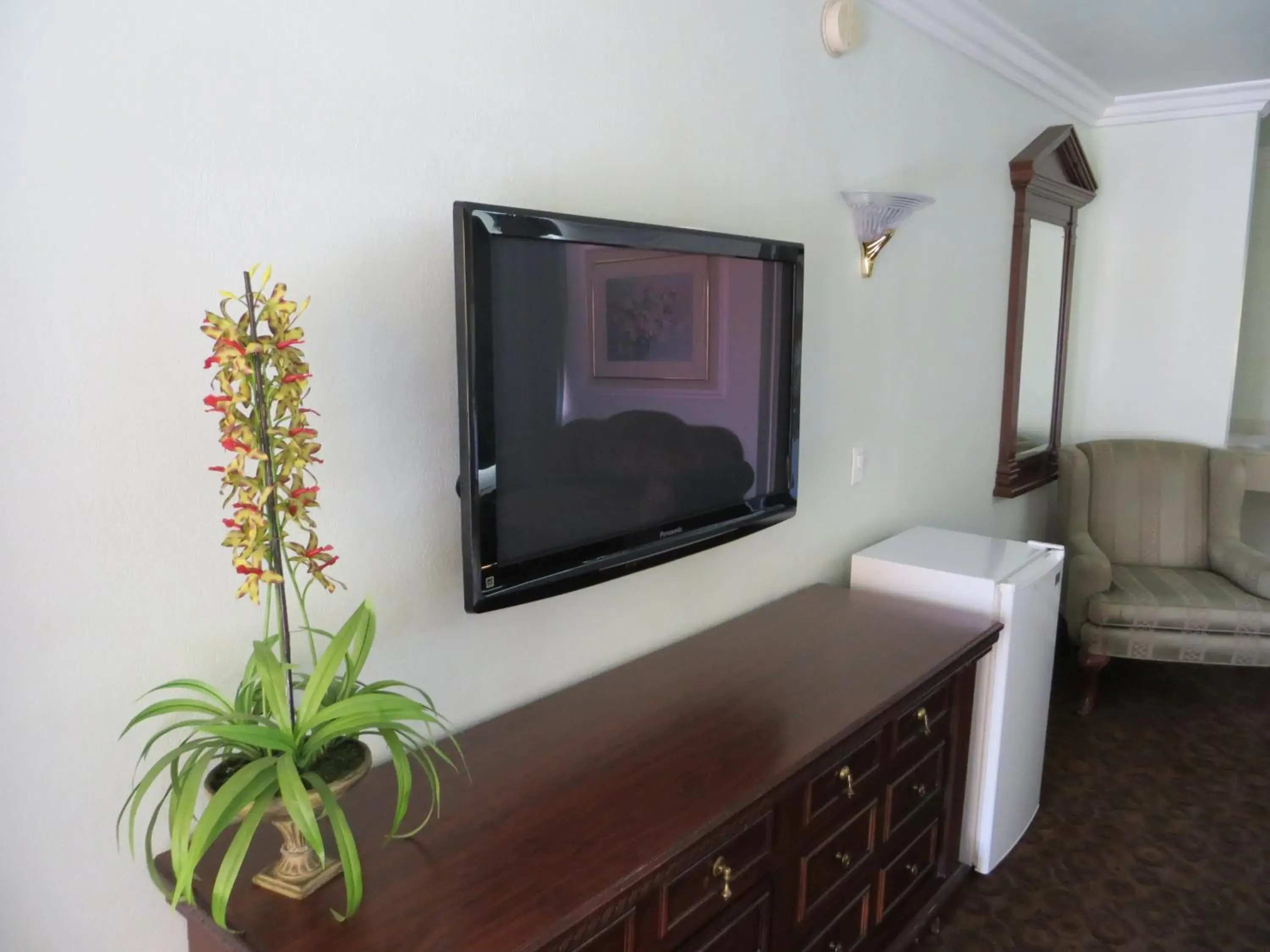 TV and multimedia, TV/Entertainment Center in Azusa Inn