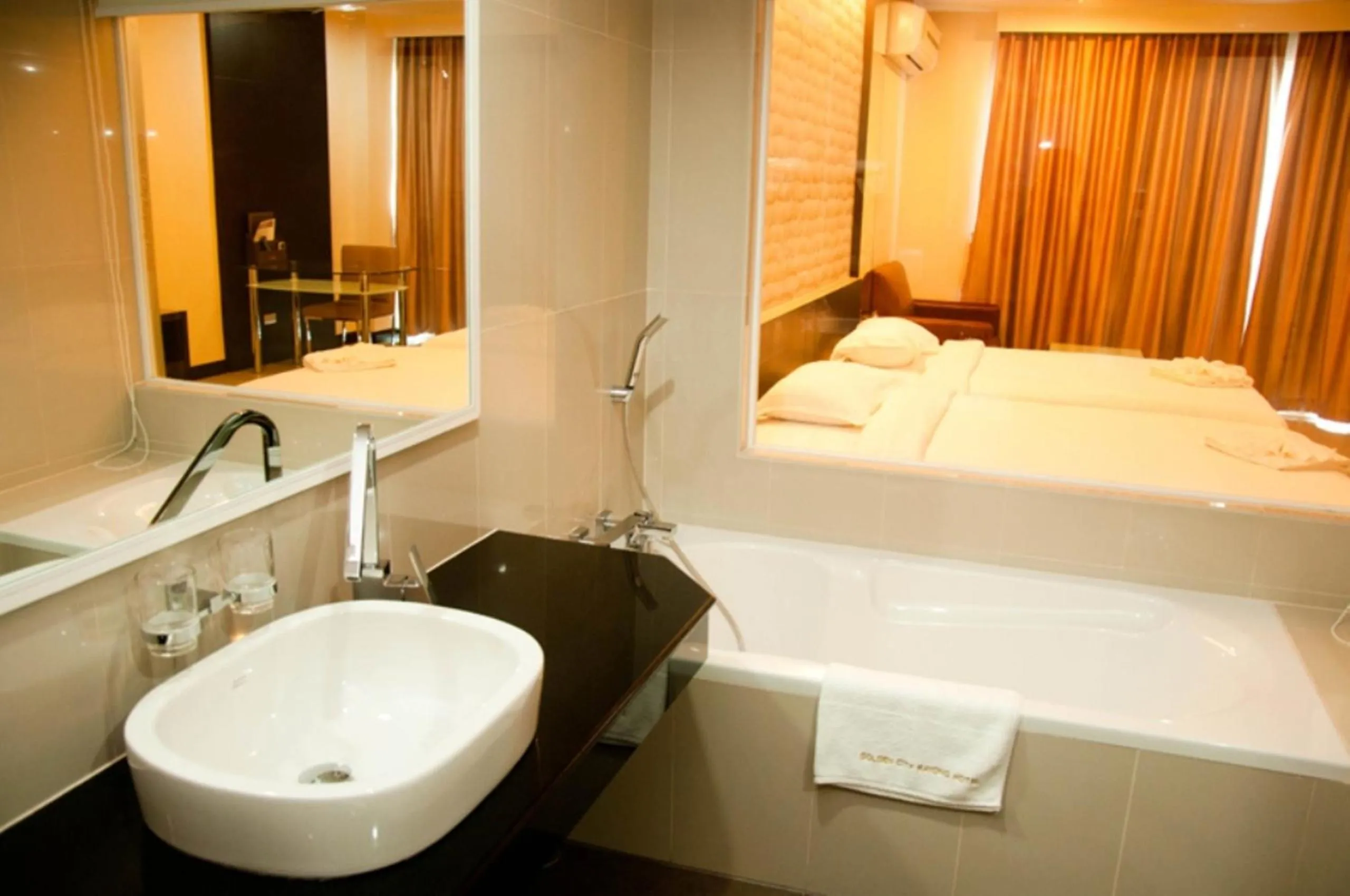 Toilet, Bed in Golden City Rayong Hotel