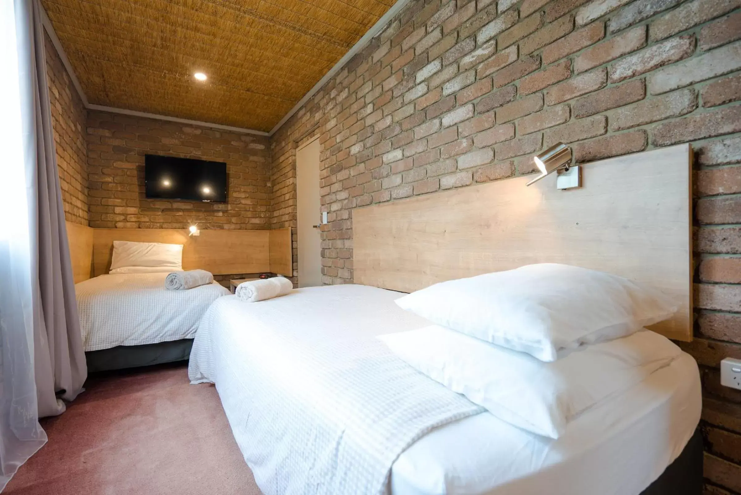 Bed, Room Photo in Farnham Court Motel and Restaurant