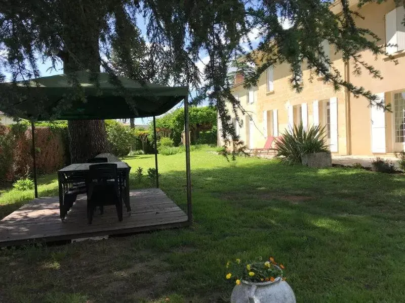 Patio in Chambres d'hôtes de charme au REFUGE DU PEINTRE prés de St Emilion