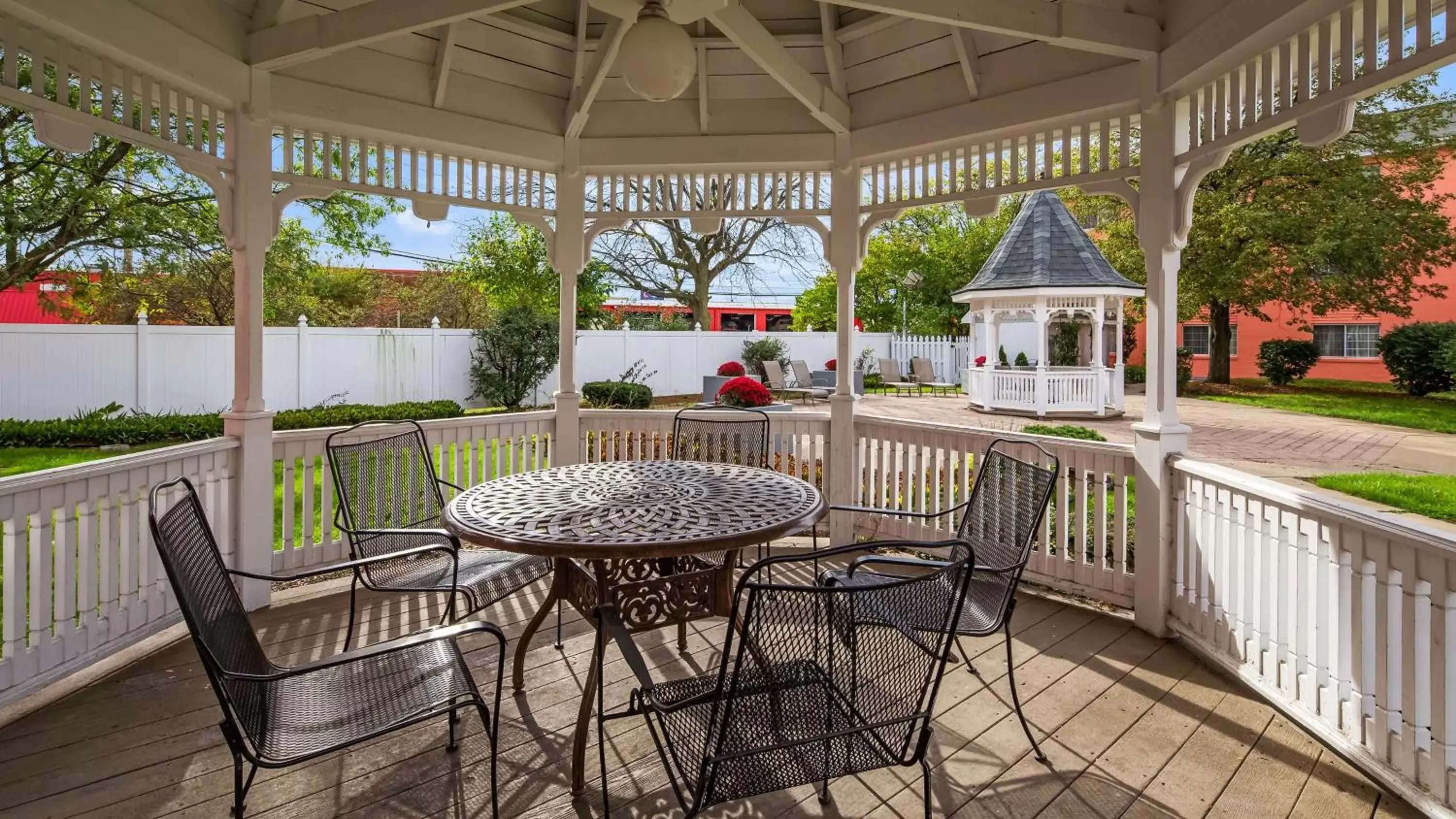 Balcony/Terrace in Best Western Greenfield Inn