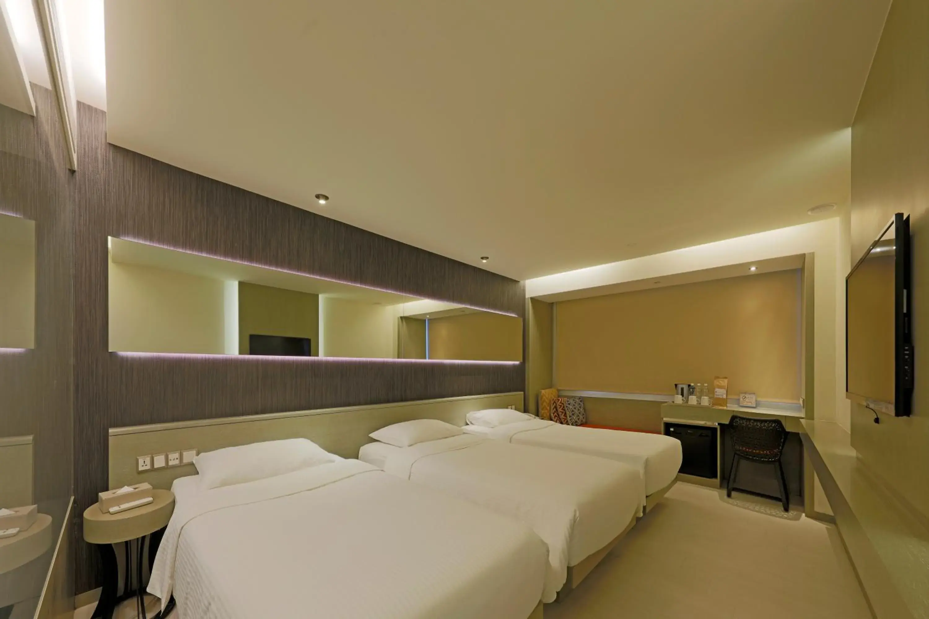 Photo of the whole room, Bed in Inhouse Hotel Yehliu