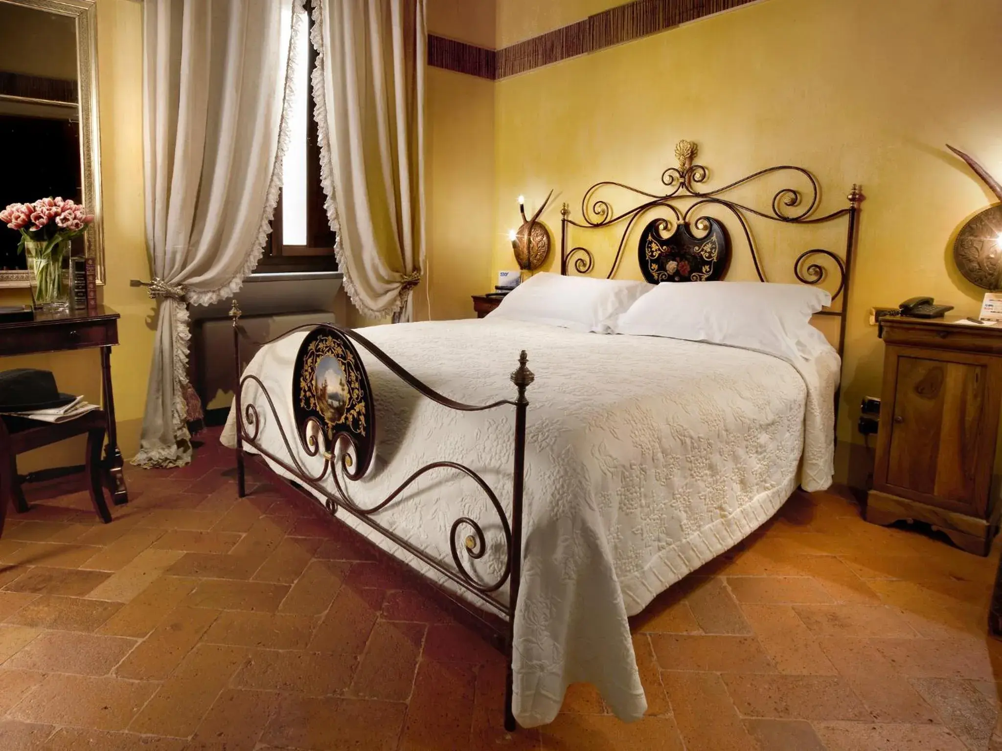 Decorative detail, Bed in Graziella Patio Hotel