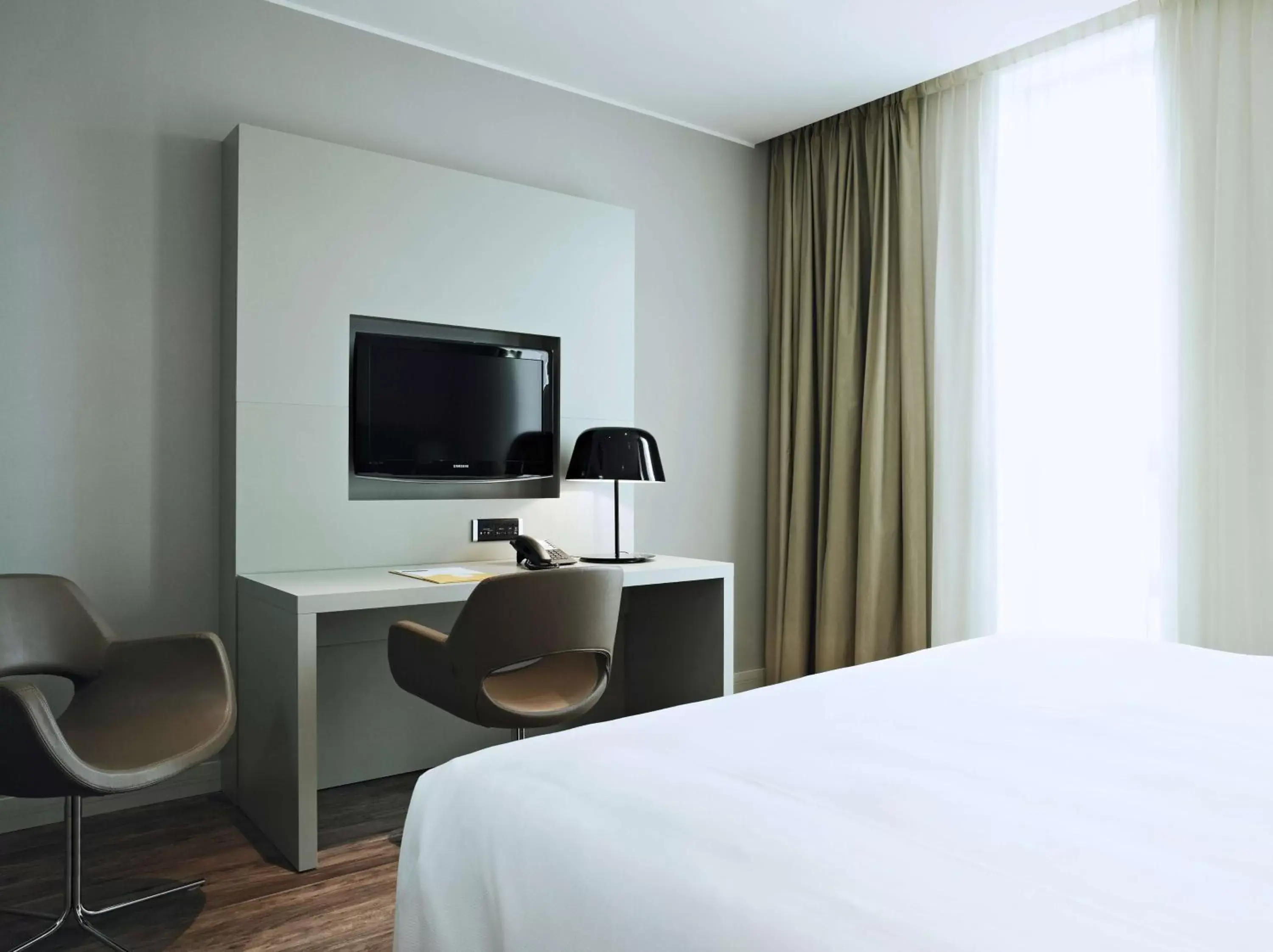 Bed, TV/Entertainment Center in DoubleTree by Hilton Hotel Venice - North