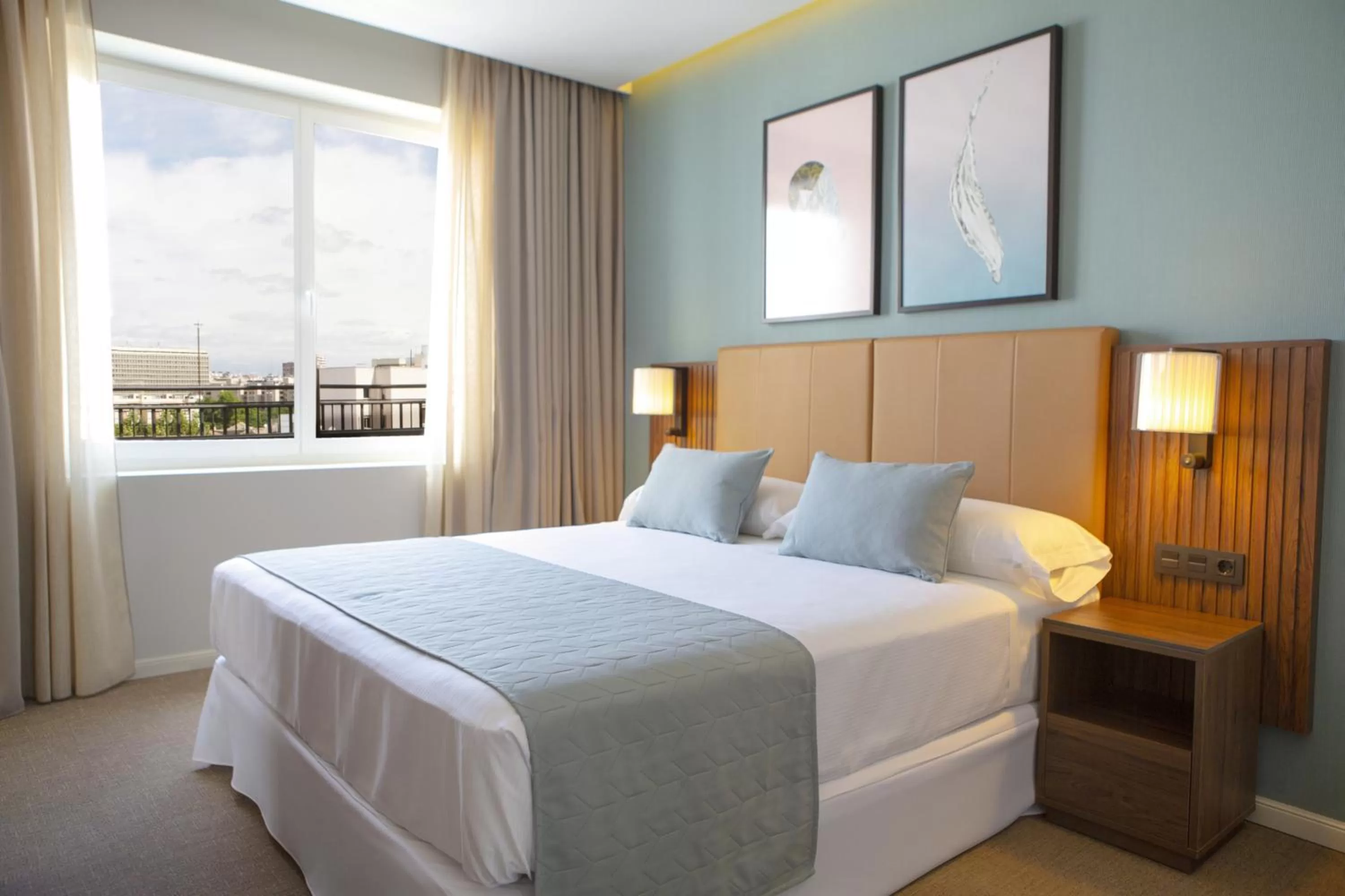 Photo of the whole room, Bed in Riu Plaza España