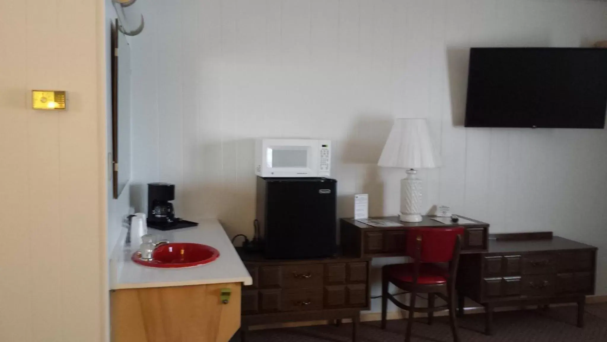 TV/Entertainment Center in Cedars Motel