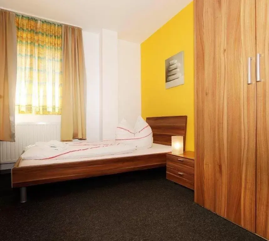 Bed in Hotel Goldener Hahn