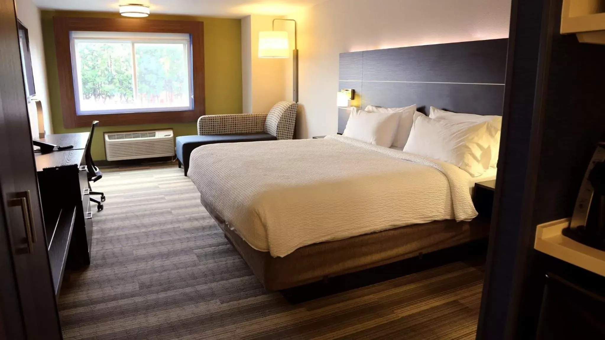 Photo of the whole room, Bed in Holiday Inn Express Newberg - Wine Country, an IHG Hotel