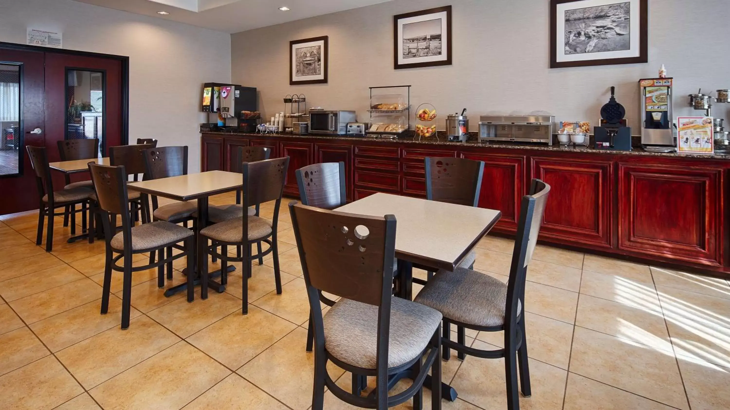 Restaurant/Places to Eat in Best Western Lockhart Hotel & Suites