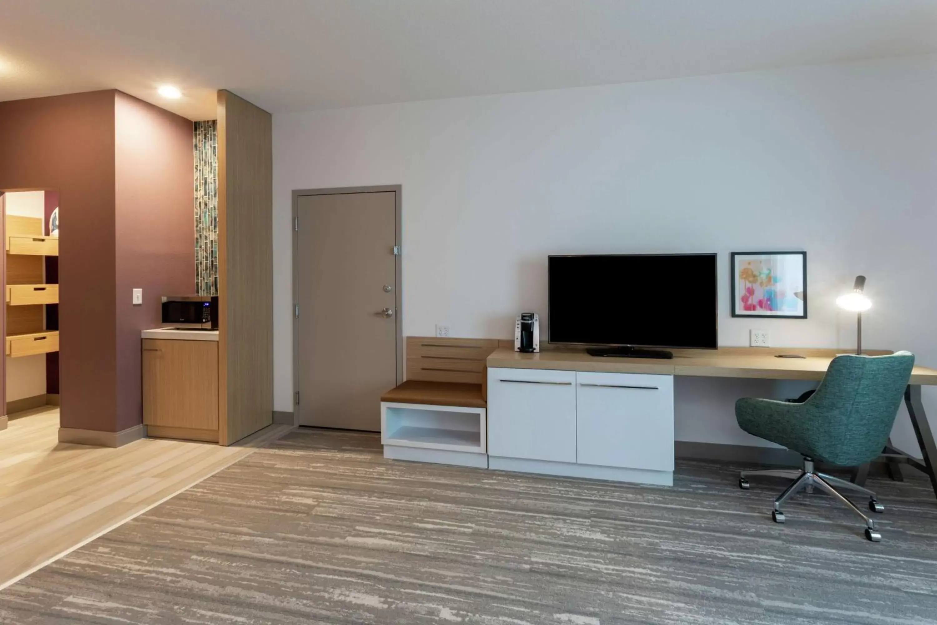 Bedroom, TV/Entertainment Center in Hilton Garden Inn St. Cloud, Mn