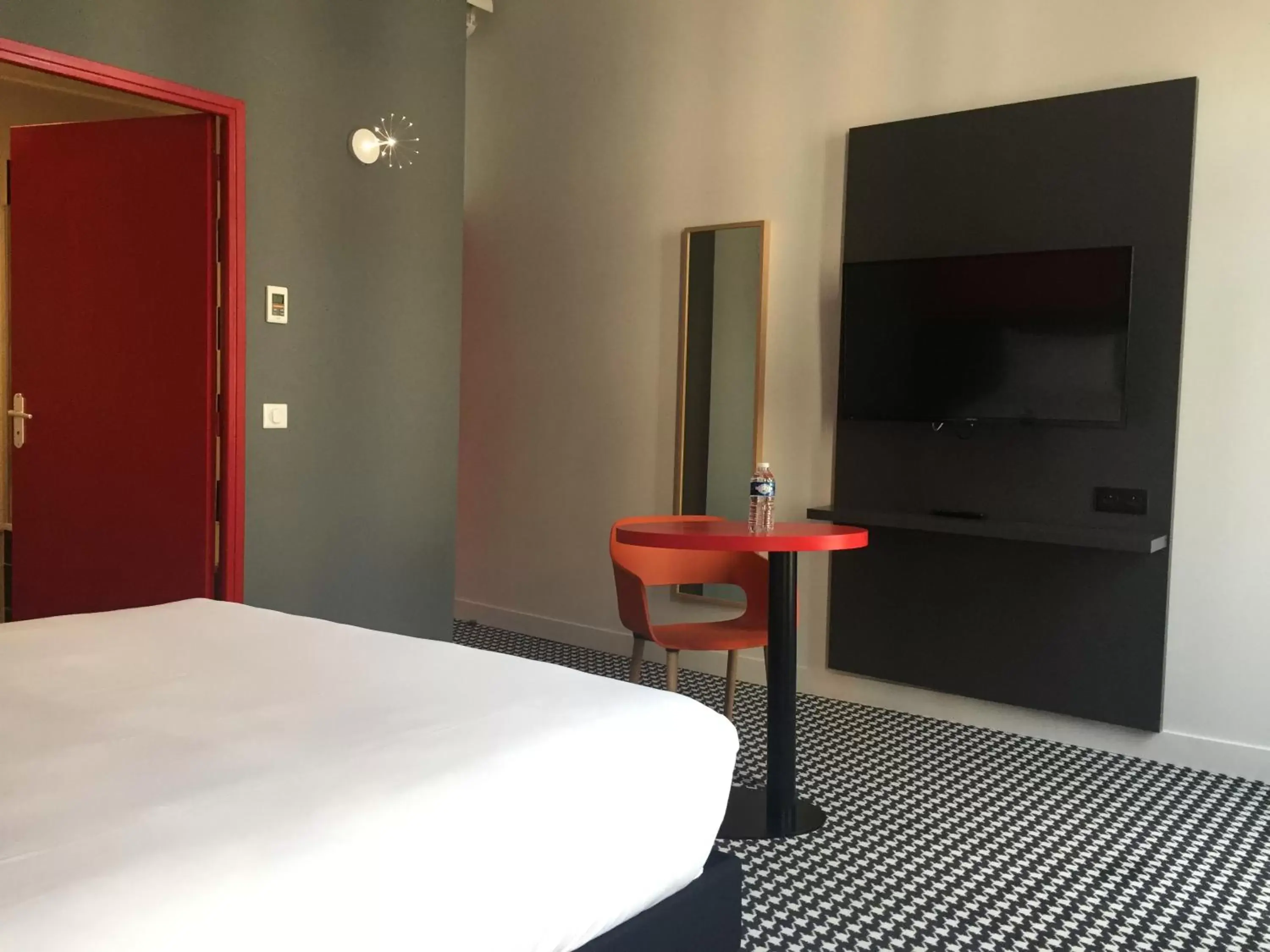 Photo of the whole room, Bed in ibis Styles Marseille Vieux Port