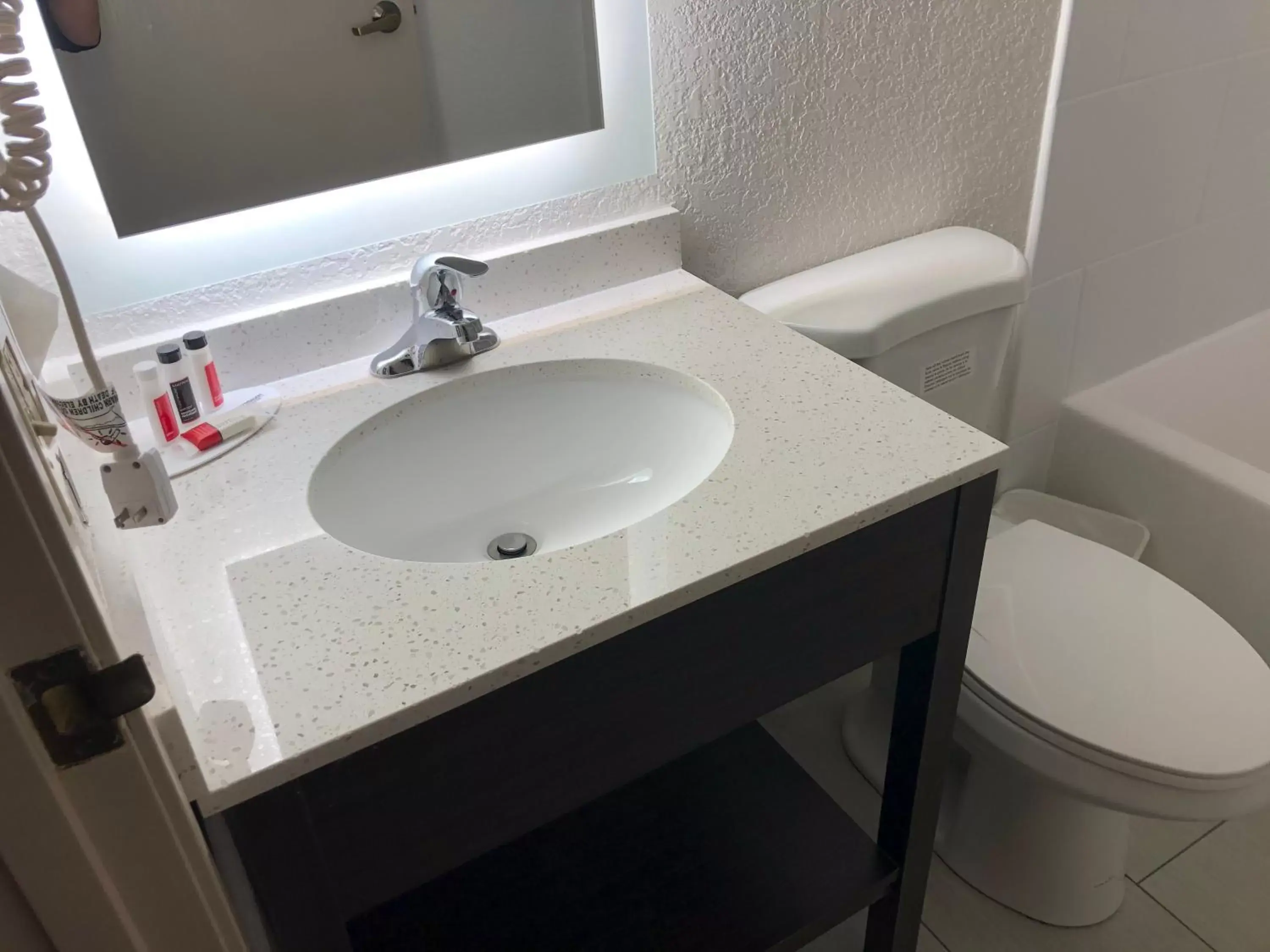 Bathroom in Howard Johnson by Wyndham Elk Grove Village - Chicago O'Hare