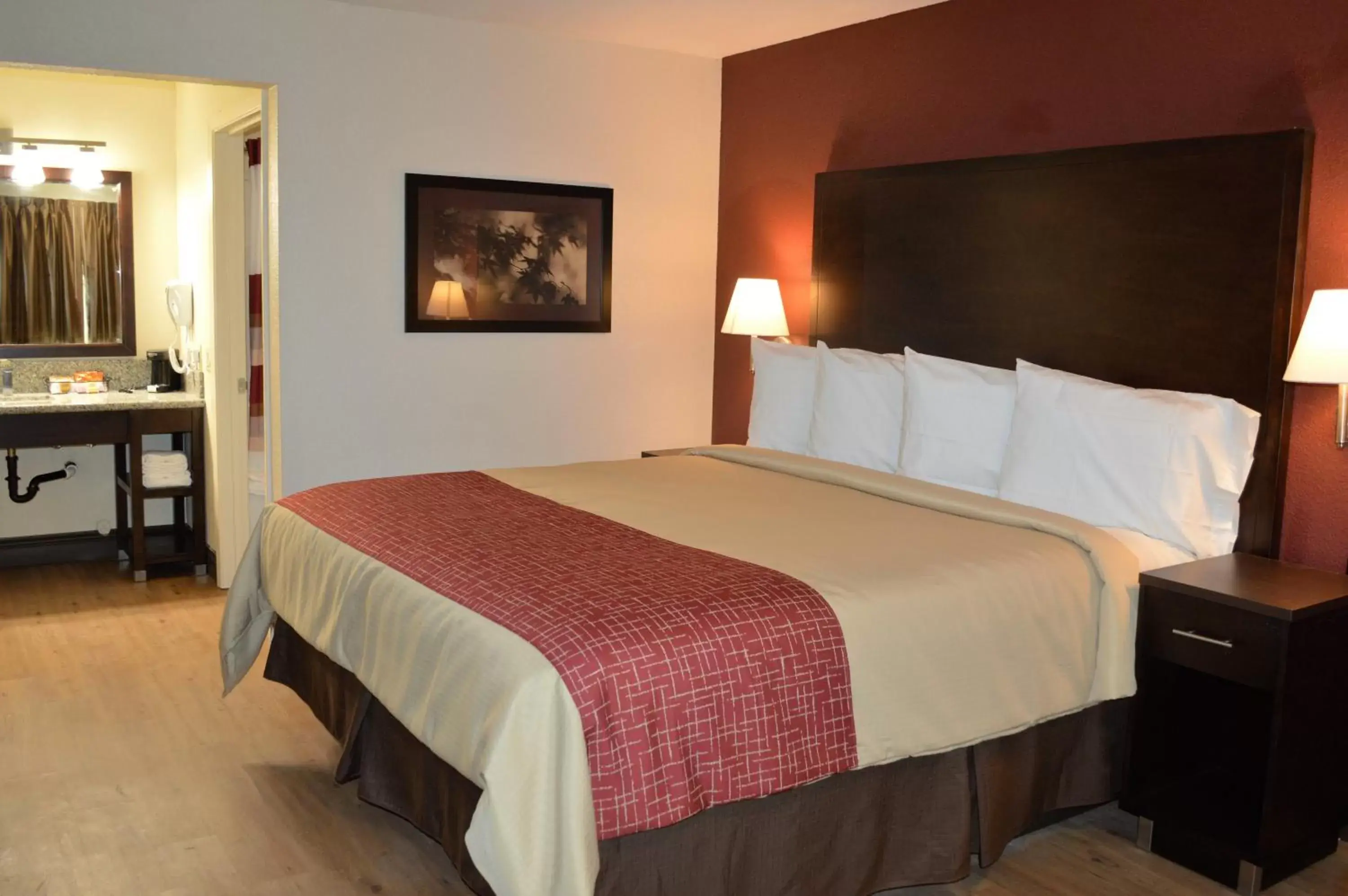 Photo of the whole room, Bed in Red Roof Inn & Suites Sacramento North