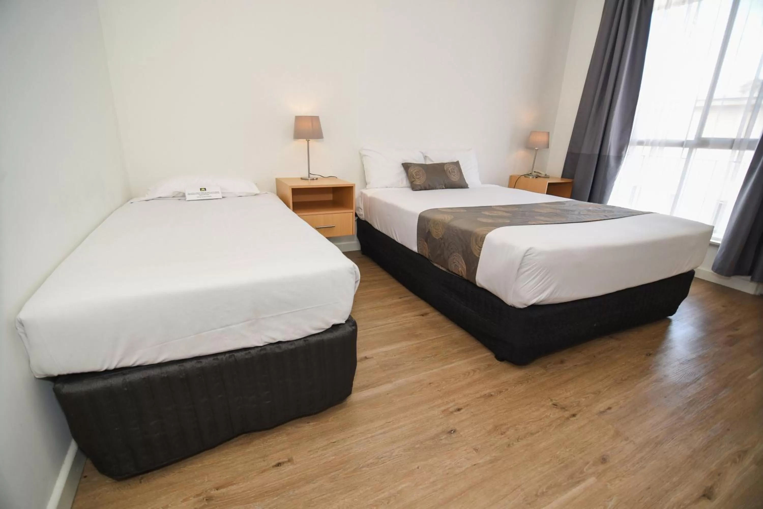 Bedroom, Bed in Dandenong Motel