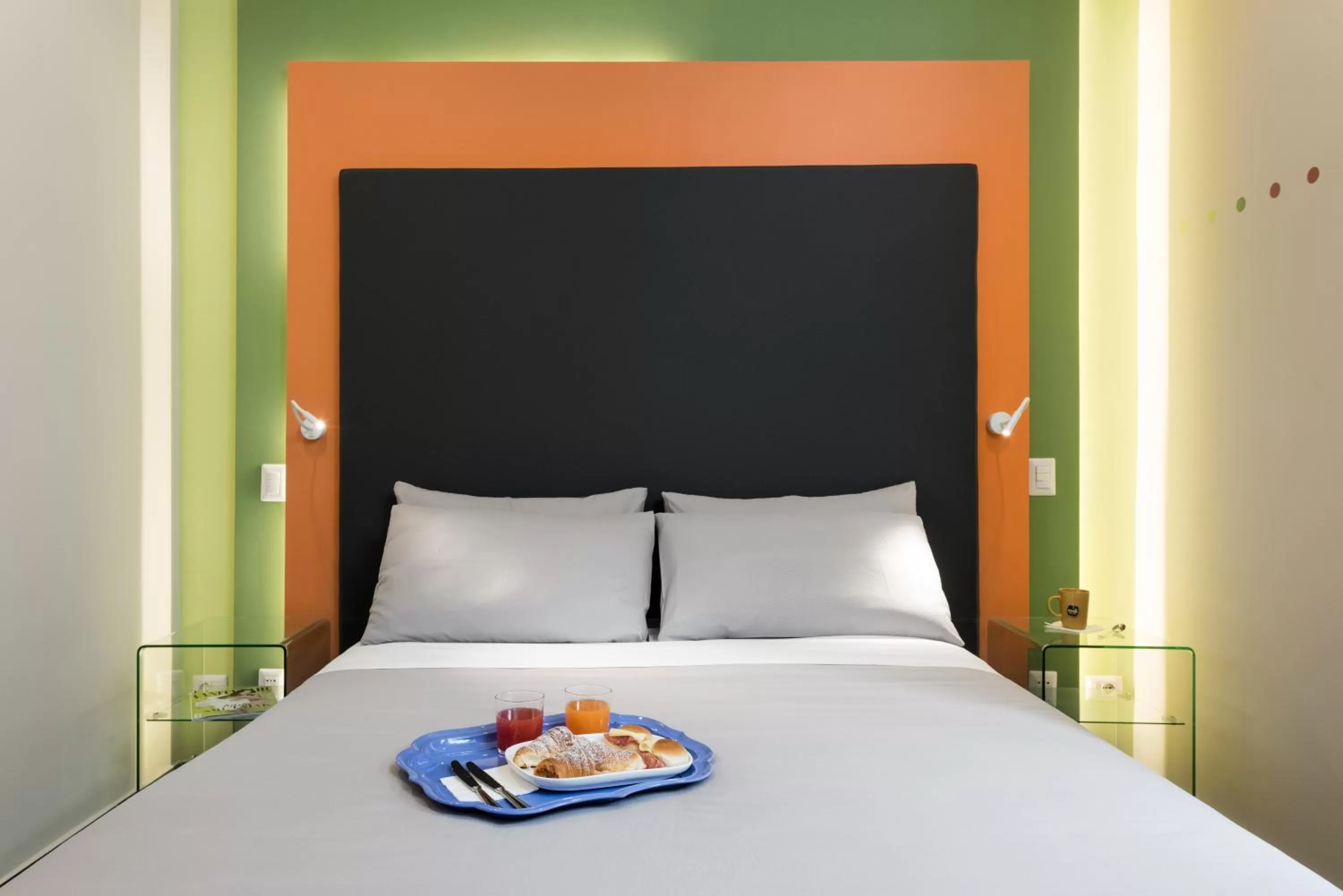 Bed in Circle in the Square