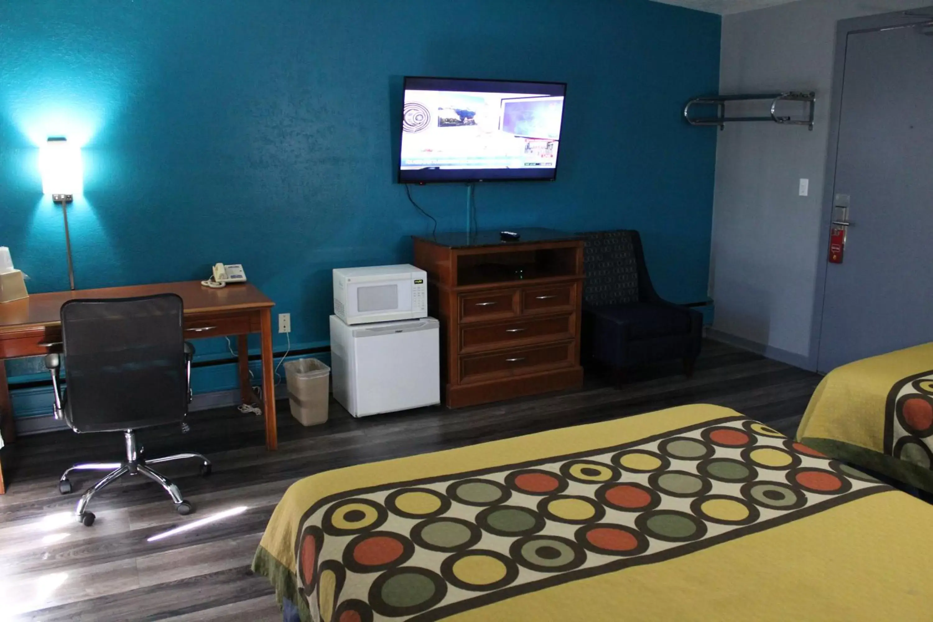 TV and multimedia, TV/Entertainment Center in Executive Inn