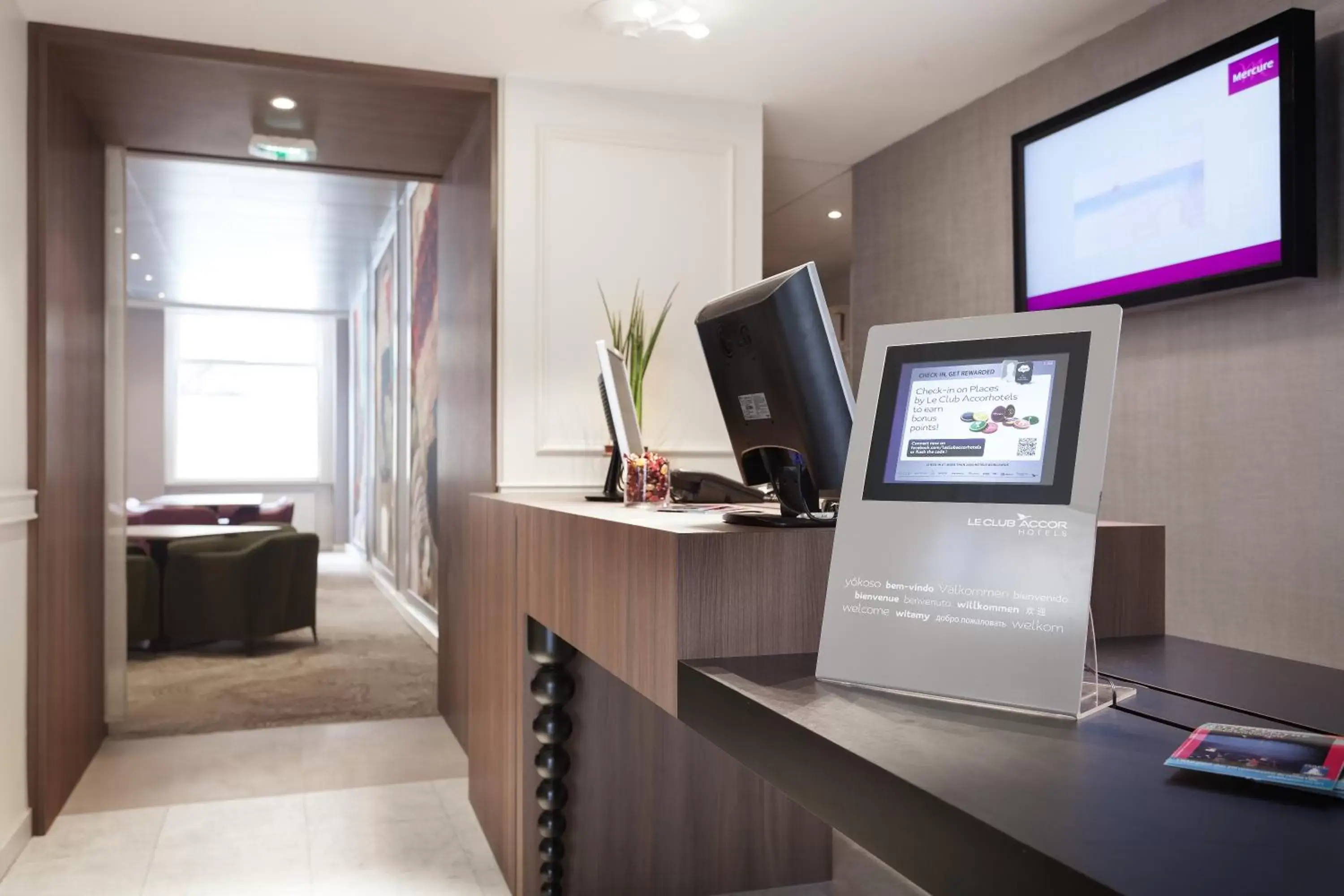 Lobby or reception, TV/Entertainment Center in Mercure Lille Centre Grand Place