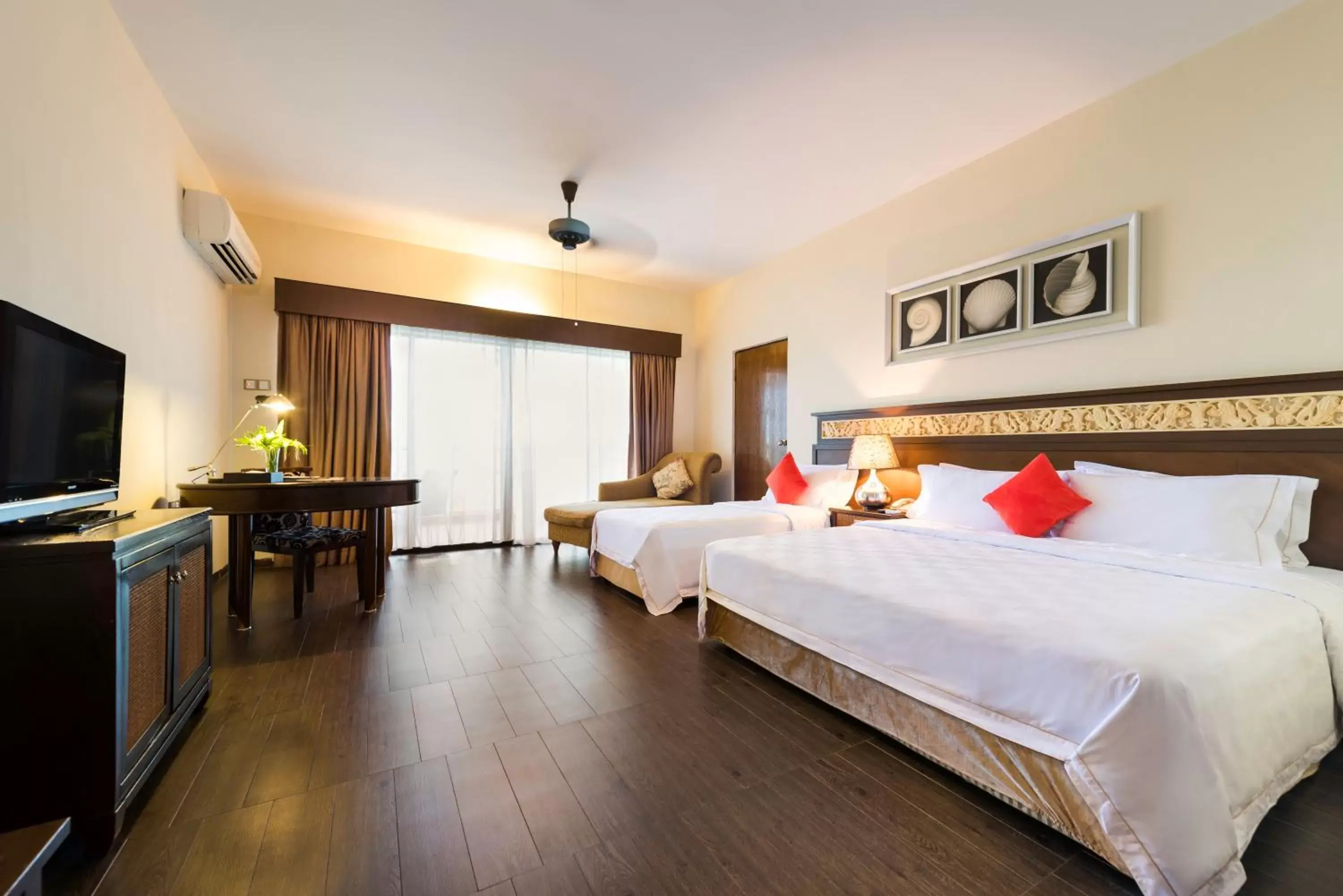 Photo of the whole room, Room Photo in Tok Aman Bali Beach Resort @ Beachfront