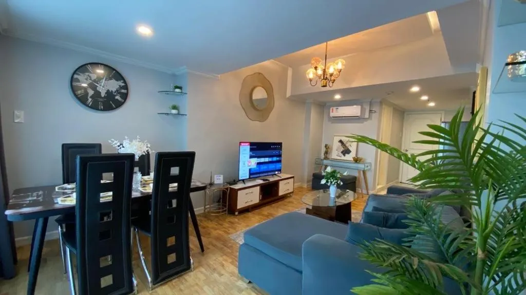 Communal lounge/ TV room in Mpt Suites