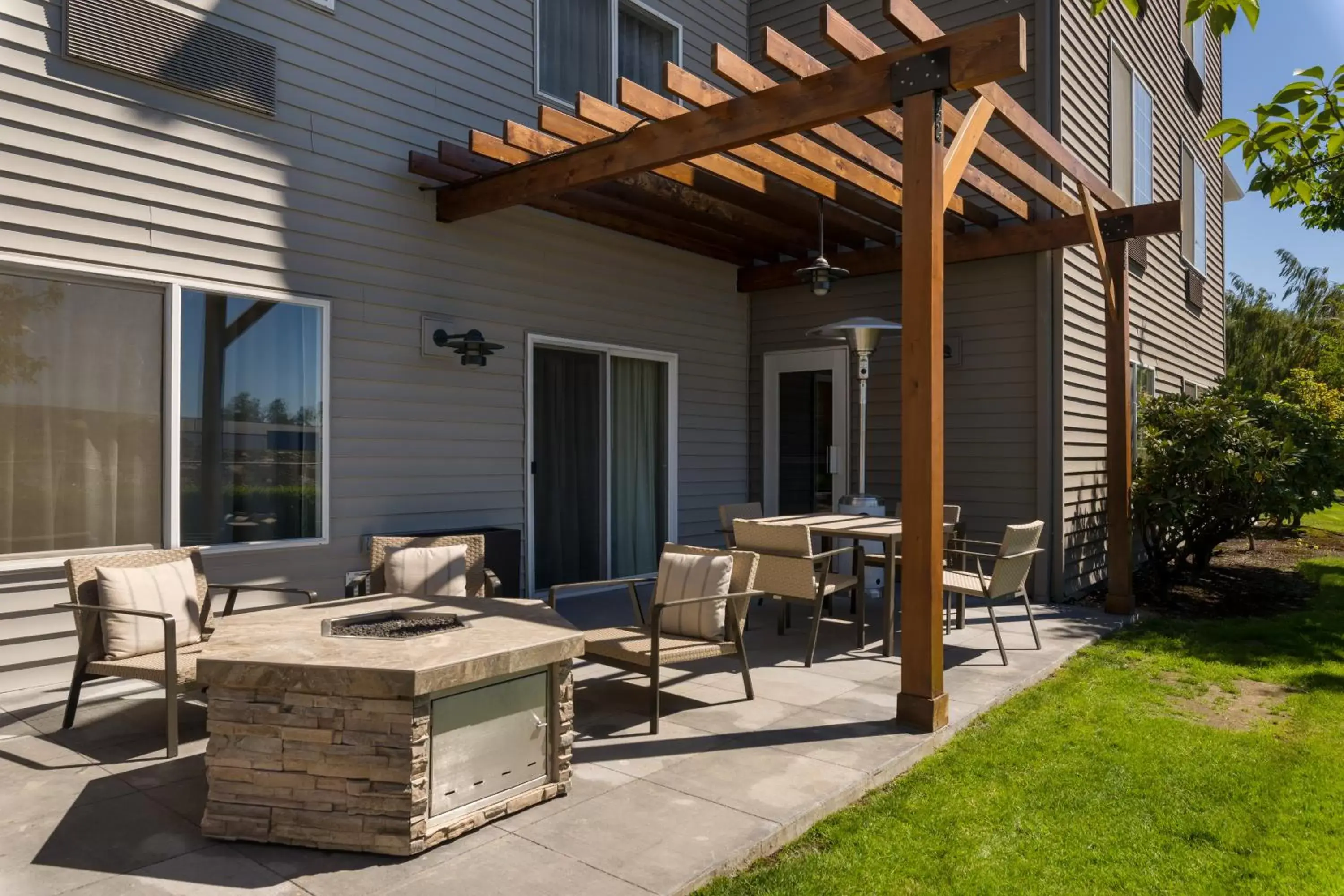 Patio in Country Inn & Suites by Radisson, Portland International Airport, OR