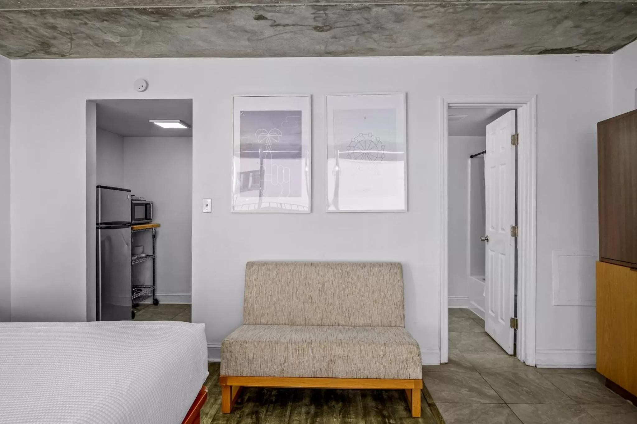 Kitchen or kitchenette, Bed in The Beverley Beach House