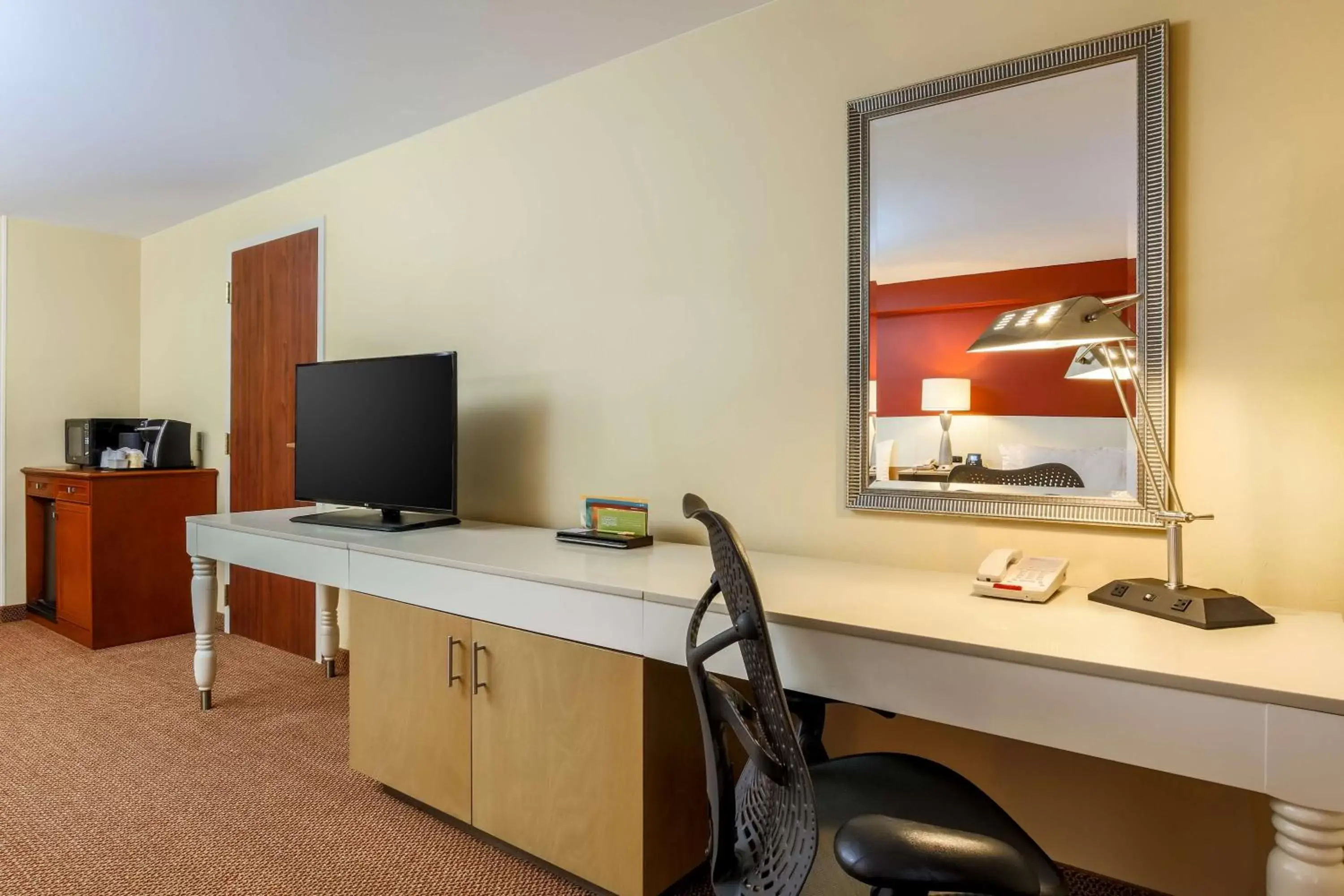 Bedroom, TV/Entertainment Center in Hilton Garden Inn Anchorage