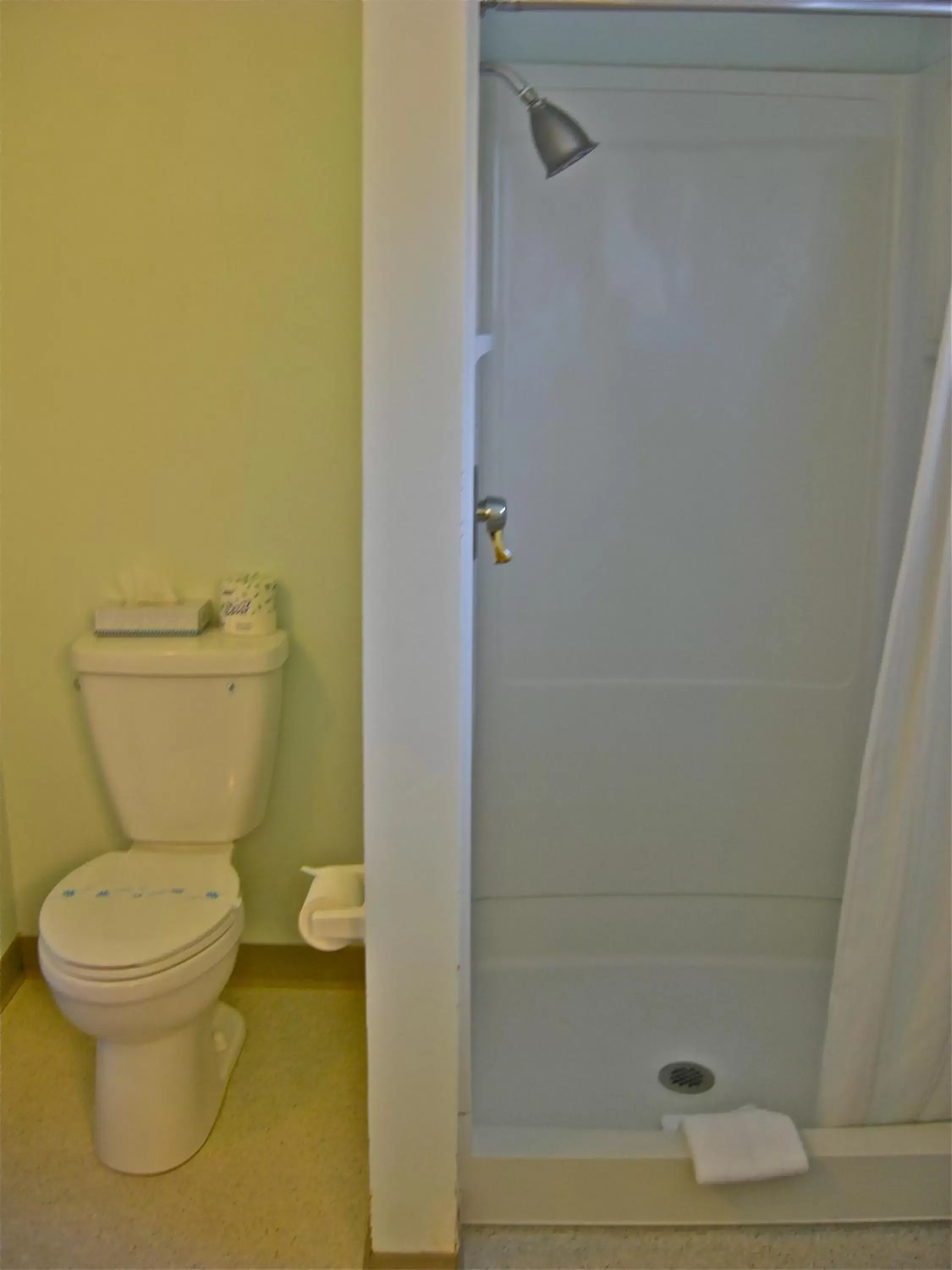 Bathroom in Azalea Lodge