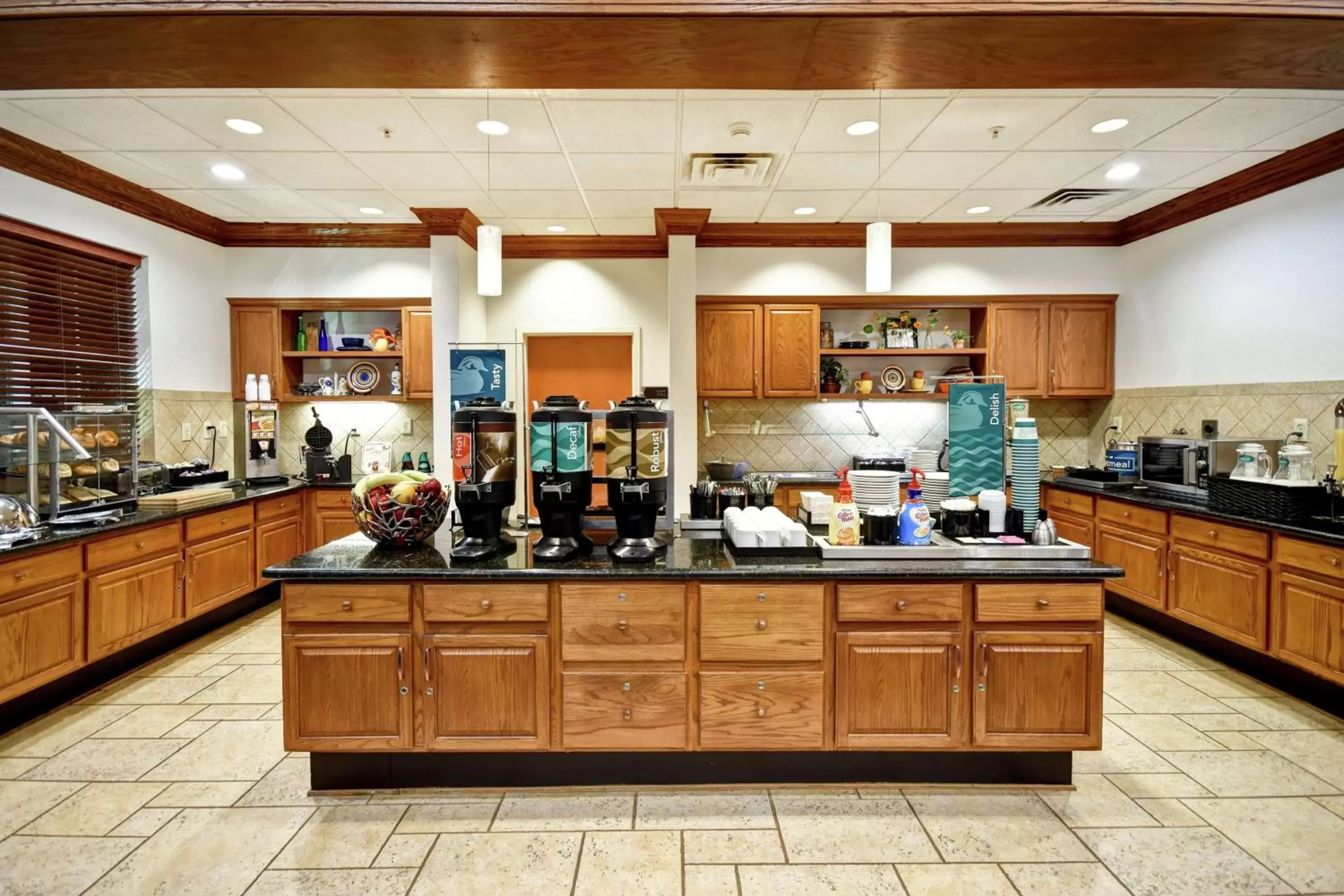 Breakfast, Kitchen/Kitchenette in Homewood Suites by Hilton Cincinnati-Milford
