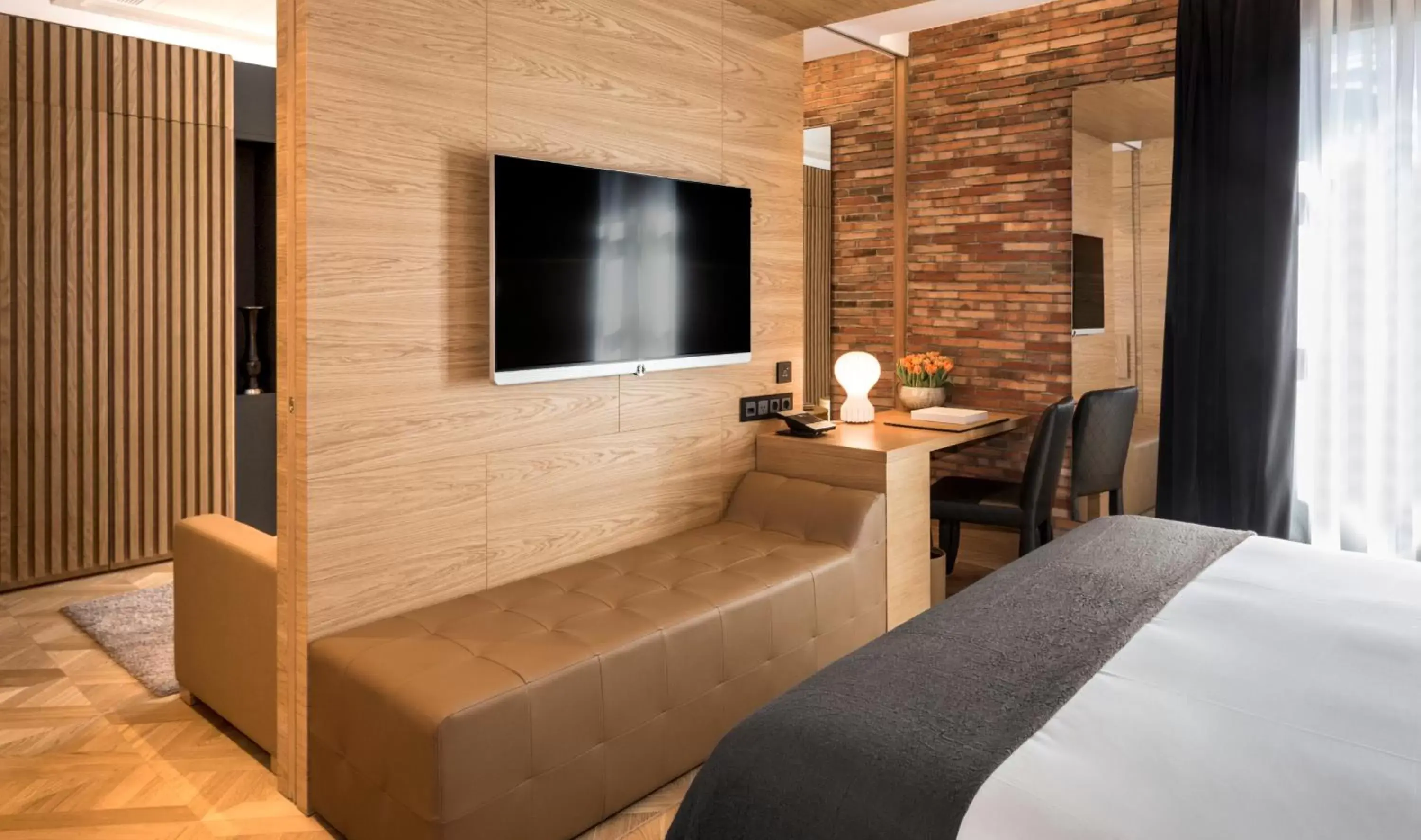 Bed, TV/Entertainment Center in Monument Hotel