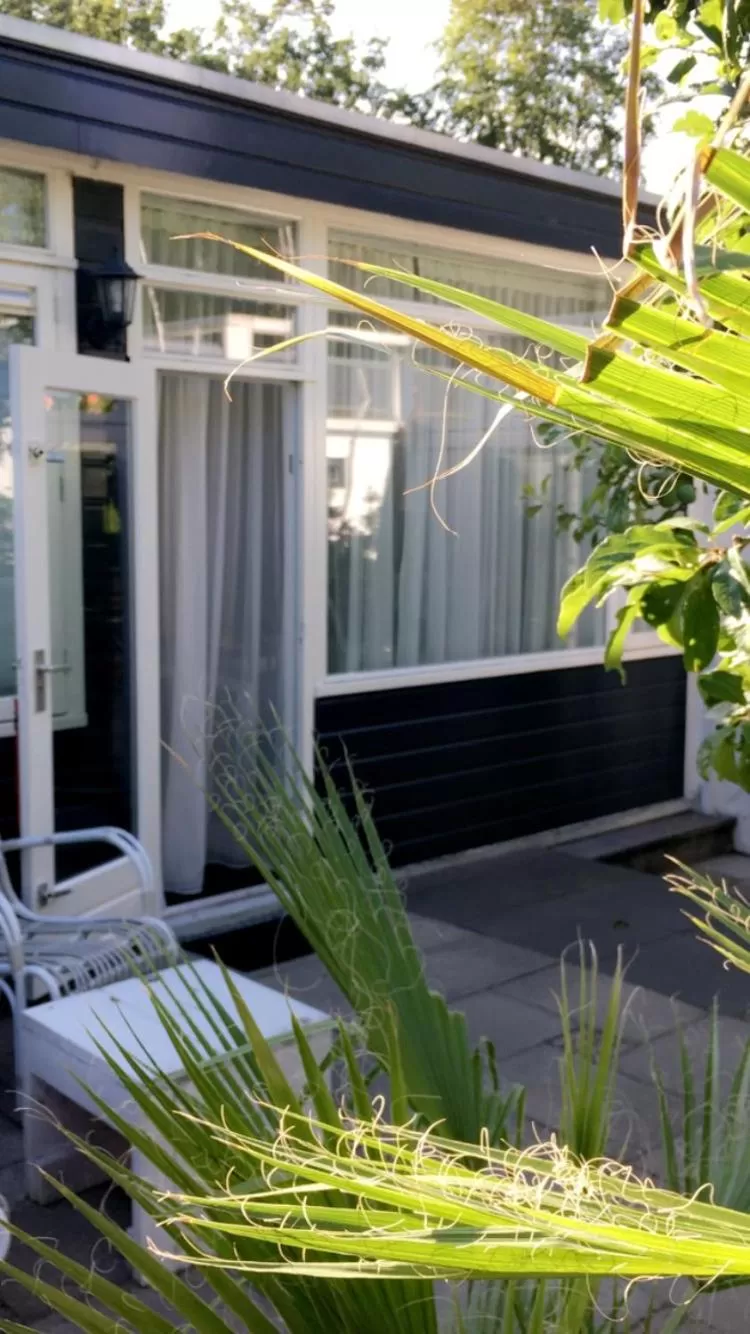 Facade/entrance in De Tuinkamer-----Privé diner op de kamer mogelijk!!!